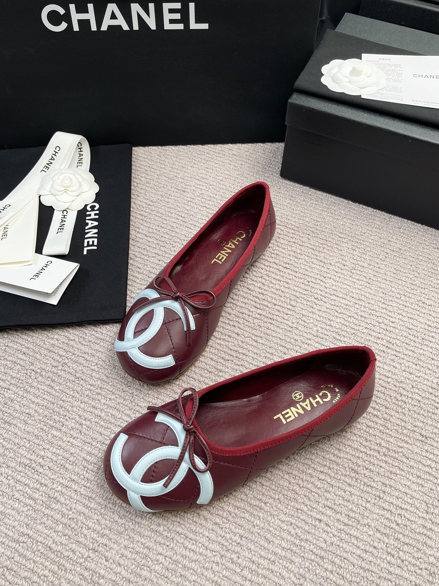 Женские балетки бордового цвета с контрастным декором на носке Chanel