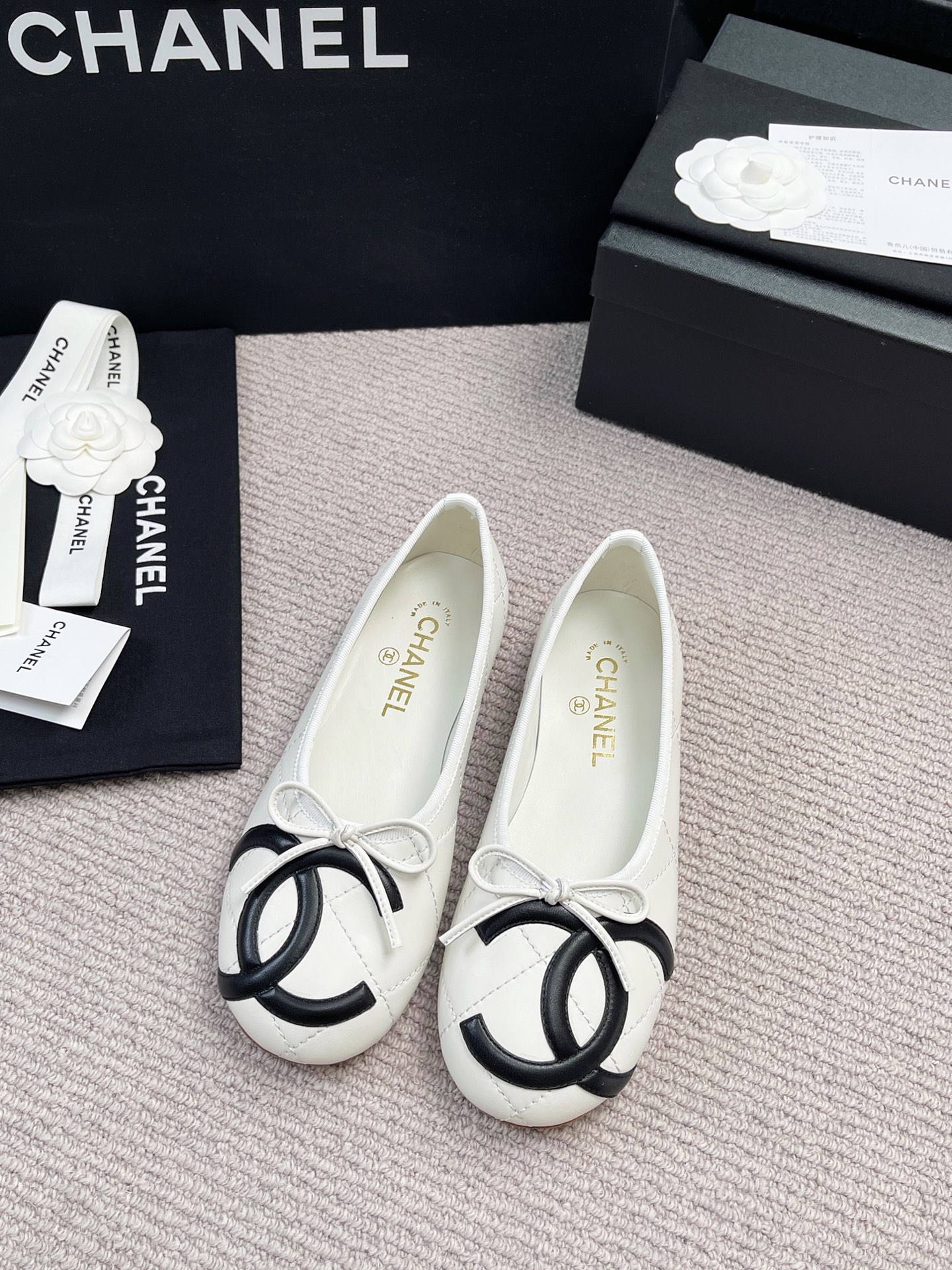 Лоферы женские Chanel белые с логотипом