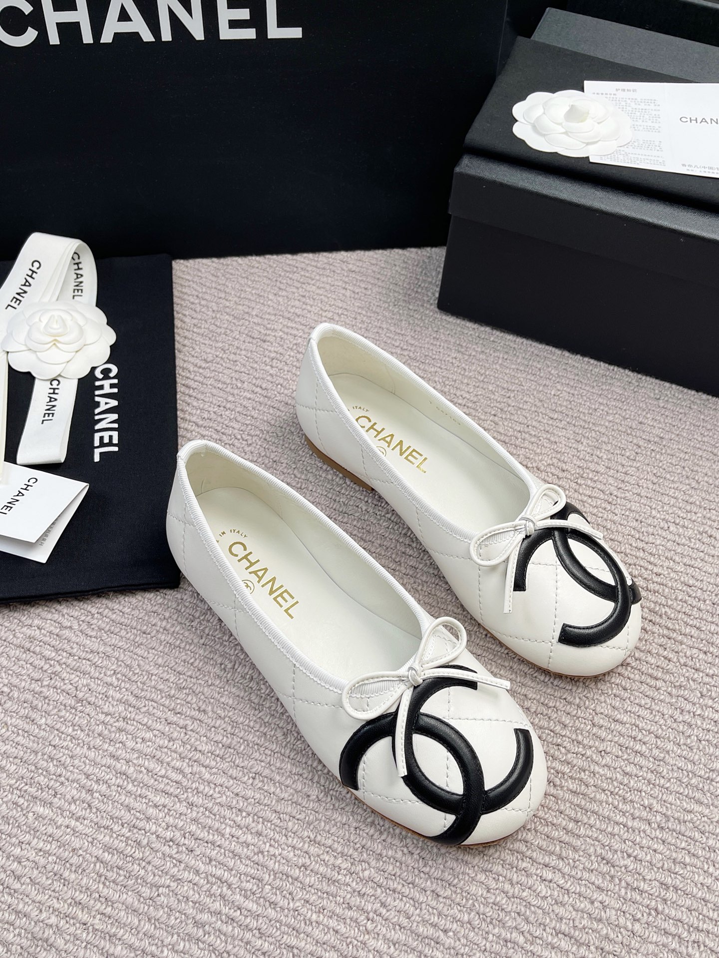 Лоферы женские Chanel белые с логотипом