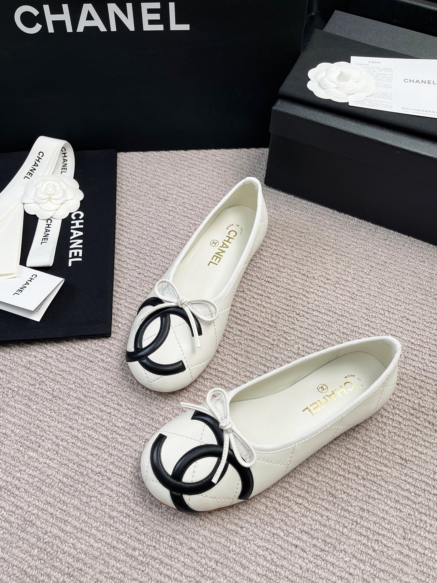 Лоферы женские Chanel белые с логотипом