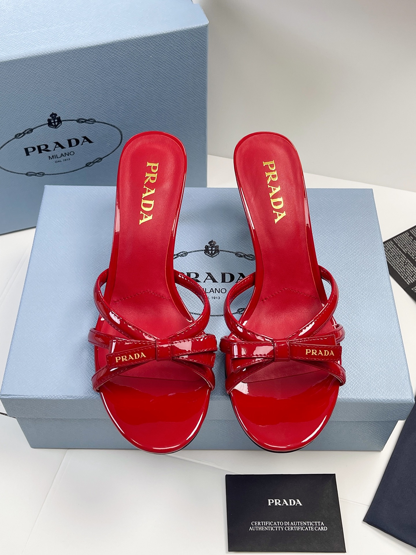 NO:882110,Top quality with airplane case prada 2026 spring and summer new bow high-heeled sandals Beautiful open-toe stilettos The minimalist beauty that has been missing in the fashion world for a long time Classic fashion color matching Effortless elegance is coming Fashionable and exquisite Beautiful toe cap and pointed toe Wear fashionable temperament simple new daily slippers to create a high-end feel This slipper is super good on the foot and can lengthen the leg shape.  This bow-knot high-heeled shoe presents a feminine silhouette, and the elegant contemporary details are full of vitality. The fish-mouth slingback design is matched with a geometric heel and a leather triangle logo. The thin padding creates a three-dimensional effect and highlights a modern atmosphere ~ Material - upper cow patent leather, lining sheepskin, heel height 7.5cm, sole Italian genuine leather outsole, size 35-39 (40.41 custom-made, non-returnable), high-heeled shoes, prada, high heels, slippers, sheepskin, Leather  soles19860909顶级品质 配飞机盒 prada 2026春夏新款蝴蝶结高跟凉拖鞋 绝美露趾细高跟鞋时尚界久违的极简之美 经典时尚配色 毫不费力的优雅风来袭 时髦 精致 绝美 包头尖头 外穿时尚气质简约新款日常拖鞋美出高级感拖鞋这款上脚超好而且可以拉长腿型. 这款蝴蝶结高跟鞋呈现柔美廓形,优雅的当代风格细节尽显活力.鱼嘴露跟设计,搭配几何形鞋跟和皮革三角形徽标,轻薄填充塑造三维效果,彰显摩登气息～ 材质- 鞋面牛漆皮 内里羊皮 跟高7.5cm 鞋底意大利真皮大底 码数35-39（40.41定做不退换）,高跟鞋拖鞋,prada,high heels,slippers,sheepskin,Leather soles,Women's Shoes