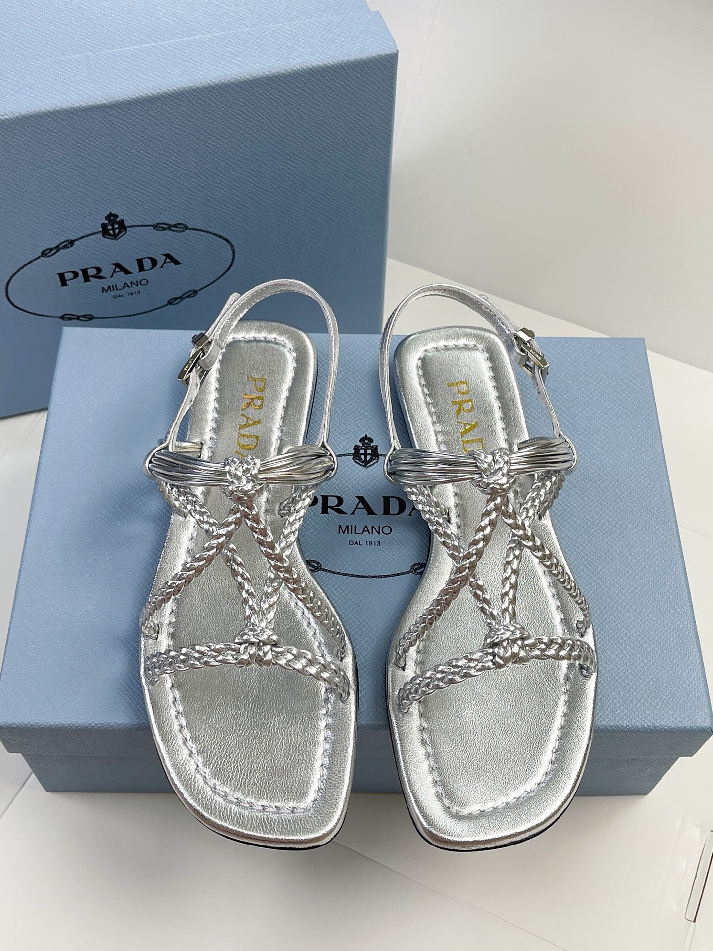 NO:882088,Top quality piece with airplane case PRADA 2026 spring and summer new woven sandals This year's most fashionable British-style retro casual shoes, worn by many Internet celebrities, can be worn for leisure and sports without fail. Material-fabric: original customized sheepskin/weaving process Lining: original customized sheepskin Outsole: original customized genuine leather sole Size: 35-39 (40.41 customized non-refundable), sandals, prada, sandals, slippers, sheepskin19860909顶级品质片 配飞机盒 PRADA 2026春夏新款编织凉拖鞋 今年最潮的英伦风复古休闲鞋,众多网红上脚,穿上休闲运动两不失误 材质- 面料: 原版定制羊皮/编织工艺 内里: 原版定制羊皮 大底: 原版定制真皮底 码数: 35-39（40.41定制不退换）,凉鞋,prada,sandals,slippers,sheepskin,Women's Shoes