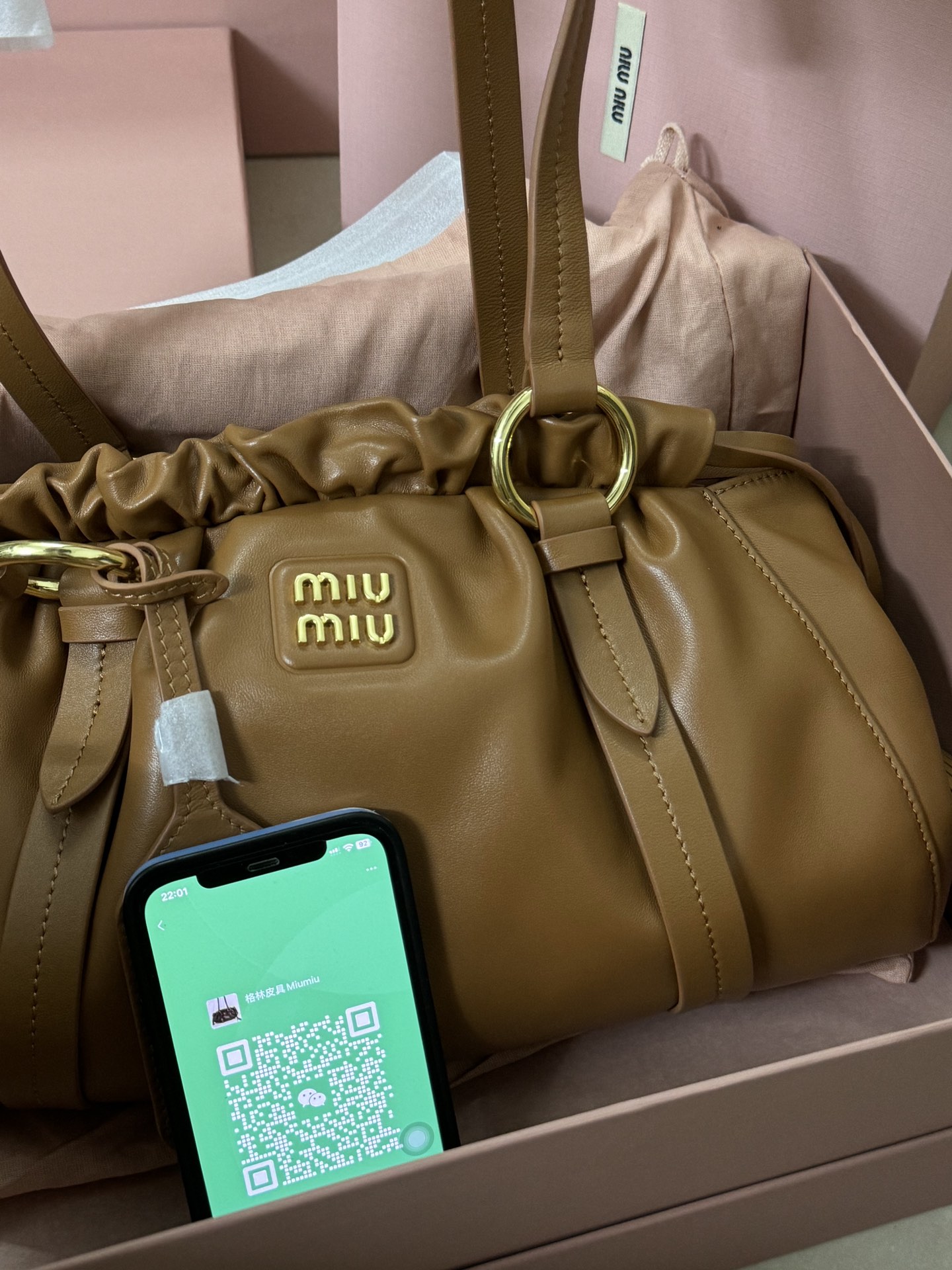 ✈️✈️仓库随拍！Miumiu bg306，最新款🆕爆款饺子包！看得见的质感！干邑色