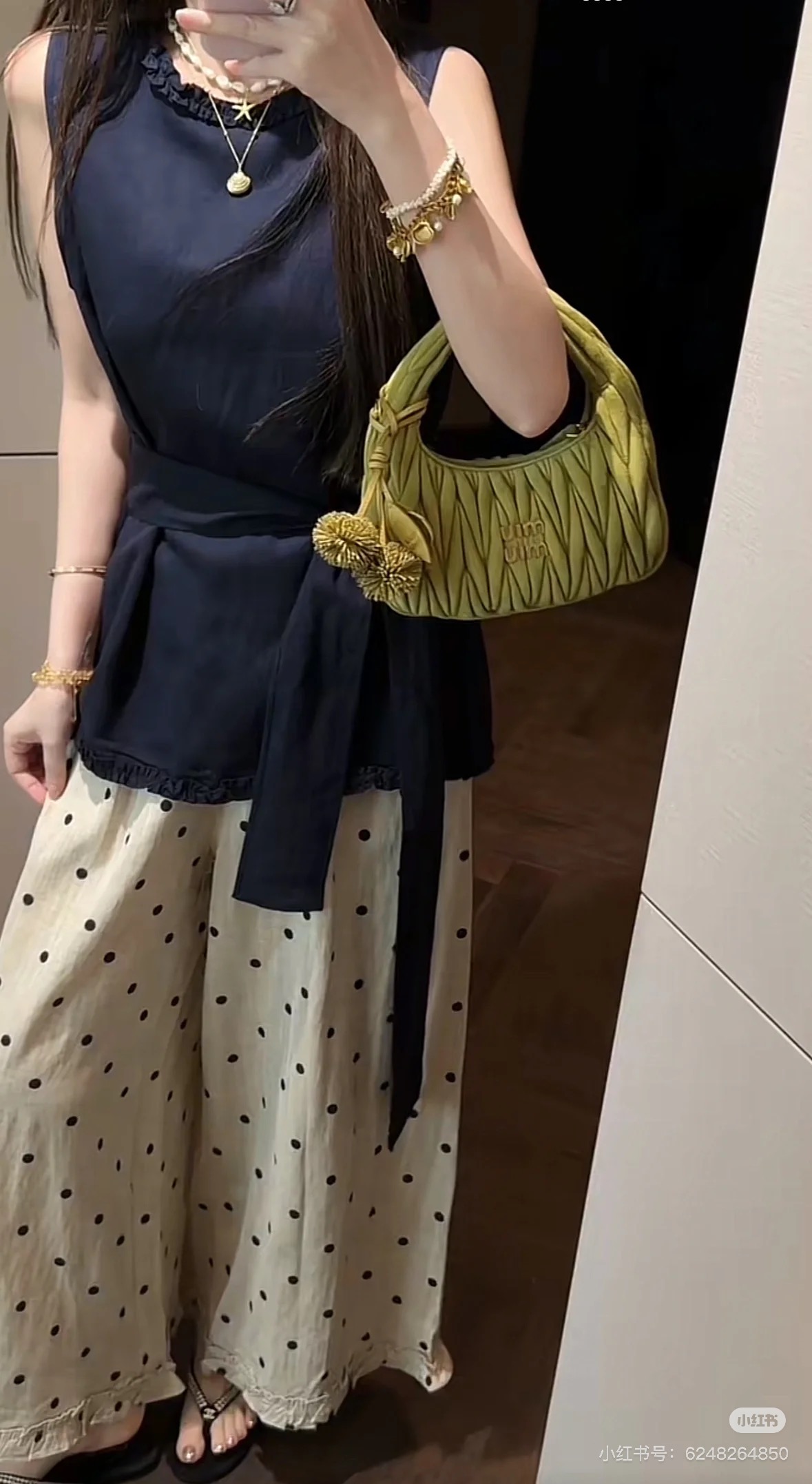 P670 常春藤绿
MiuMi* wander hobo褶皱包张元英同款各大博主日常款 麂皮定制手感柔软 各种穿搭风格及季节都能完全融合 可盐可甜 容量足够大 可手拎 单肩 斜挎 
size  小号 20cm 
配原包装 
125