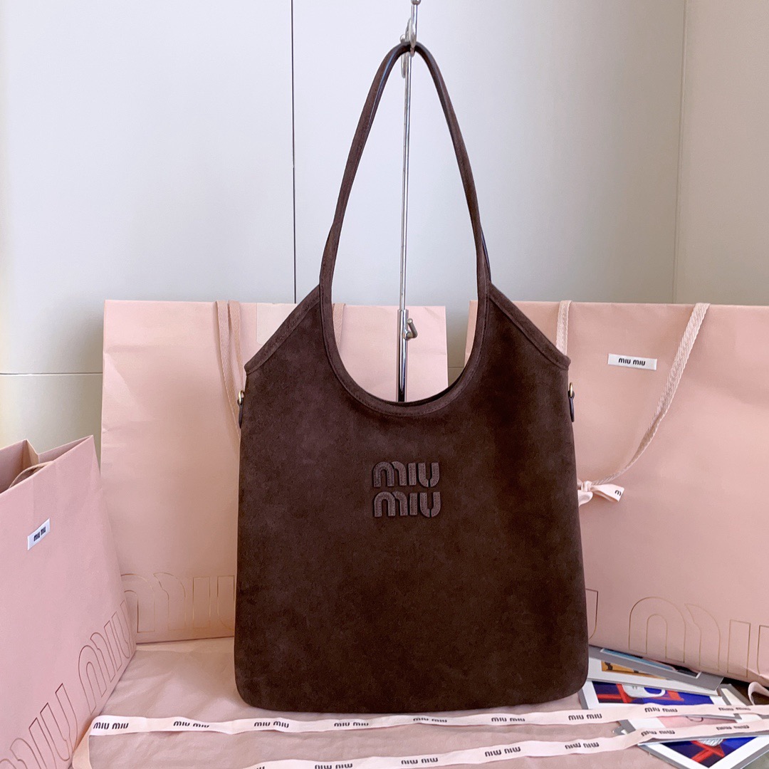 P670 dark coffee color 5BG231, Miu's new Isetan limited tote bag, this year's absolutely hot style, new limited edition…