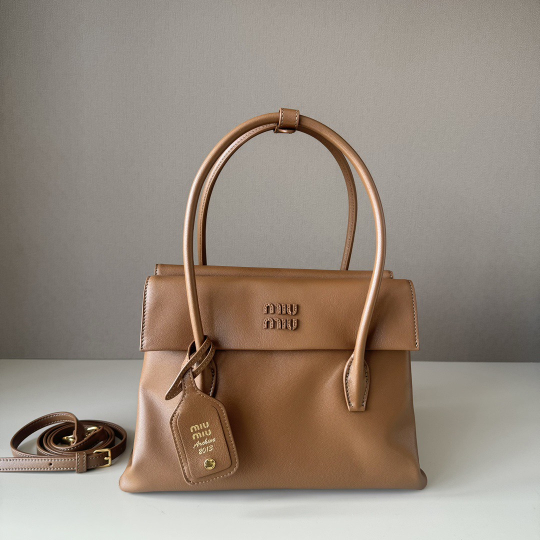 P880 Grande Miumiu, mismo modelo de desfile que Zhang Yuanying, bolso de mano vintage, explora la diversidad femenina, …