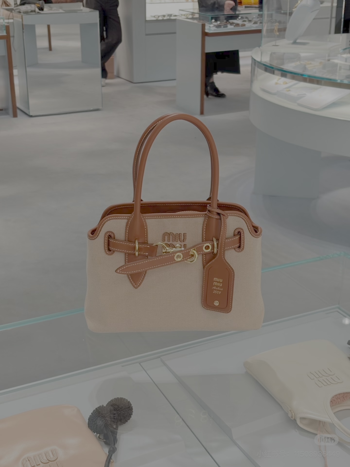 P720 5BA292 Miumiu Aventure en lona y piel de ternera Este bolso Aventure está confeccionado en elegante lona de color …