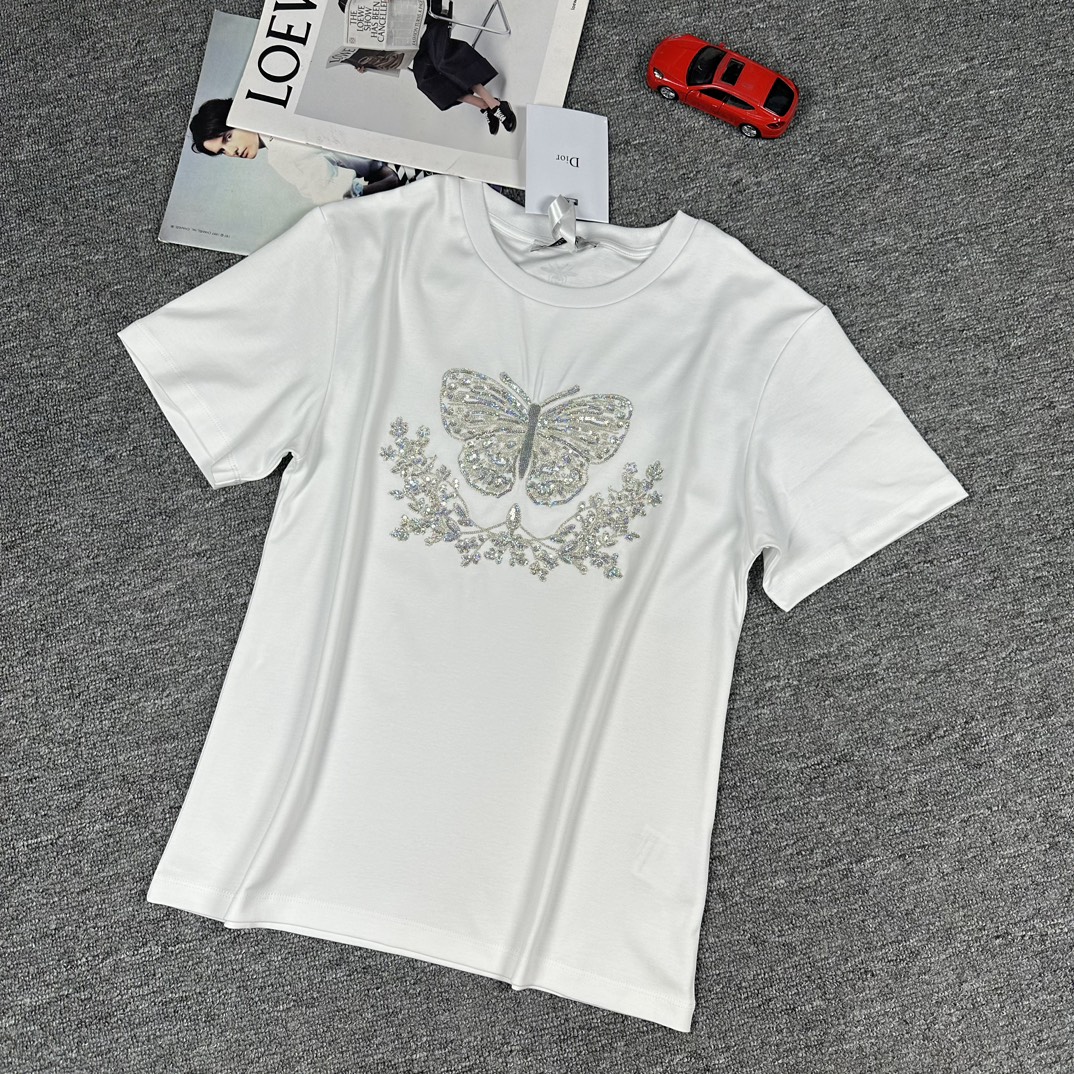 24ss新款，Dio*强烈推荐的爆款珠片蝴蝶刺绣重工款T恤，高级进口丝光棉面料，宽松版型，上身非常漂亮，3️⃣色，SML！！