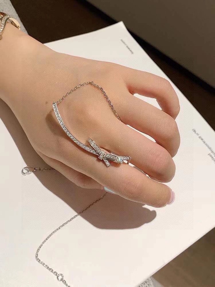 👑Chanel 香奈儿项链 蝴蝶结项链🎀 香奶奶家高级珠宝系列，专柜很火爆。非常nice，精致别致，上身