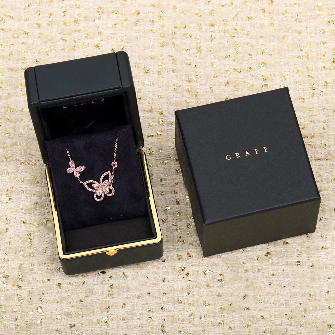 NO:103767,A slim-graf pink diamond slanted butterfly necklace, high-end jewelry works. A bow with agile lines may be around the fingers, shines at the neck, or draws a perfect curve in the ears, interpreting the modern high-end jewelry style in a bold style, Graf, necklace19860909可抽拉格拉芙粉钻斜蝴蝶项链,高级珠宝作品 线条灵动的蝴蝶结或环绕指间、或在颈窝处闪耀、亦或在耳畔划出完美弧度,以大胆的风格演绎现代高级珠宝风格,格拉芙,necklace,Jewelry