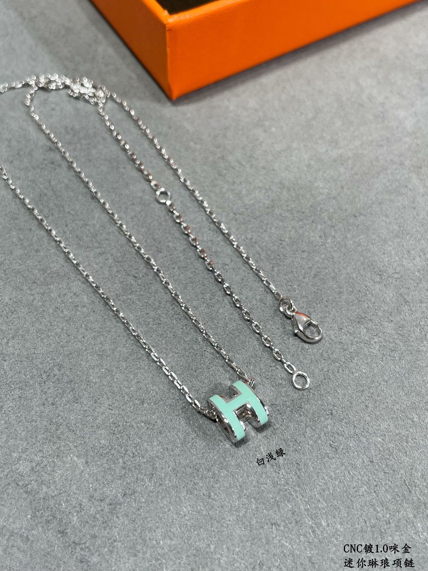 👑（浅绿色）对版  爱马仕迷你H琳琅项链🍀   最新诠释H珐琅，超级工艺水平，每一款H珐琅彩面精细打磨，