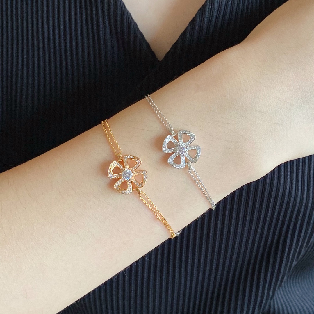 NO:110545,Bulgari Yonghua Bracelet, a new style of Yonghua flowers symbolizes the eternal beauty of the flowers, looks enthusiastic and cute, hollowed out and light, and each petal that is non-hollow can tremble freely. The 360-degree Bling flashes, it is very elegant and beautiful when worn, and the beautiful style of blooming flowers, fine jewelry, bvlgari, bracelet19860909宝格丽咏绽手链,新出的一款咏绽之花寓意花朵的永恒美好,显得热情的可爱,镂空的显轻巧,非镂空的每朵花瓣都能自由颤动,360度的Bling闪,戴起来非常的优雅 如花绽放的美丽风采,饰品精品,bvlgari,bracelet,Jewelry