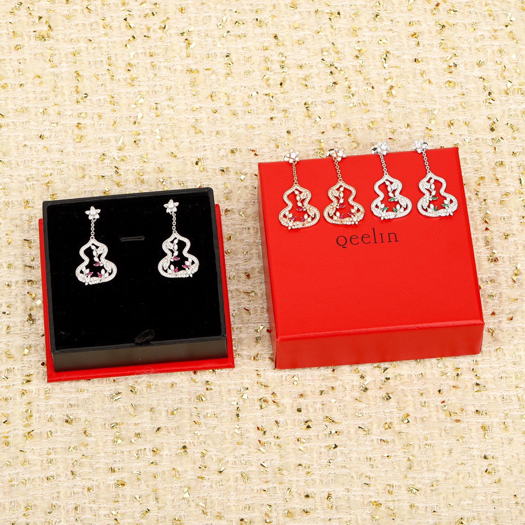 NO:110546,Kirin gourd earrings, with the meaning of vitality, interpret the enthusiasm of bright light and shadow. Thick gold electroplating, the color retention is longer. It is equipped with flying saucer earplugs, jewelry quality, qeelin, earrings19860909麒麟 葫芦耳环,以生机繁茂之意蕴,诠释光影璀璨之热忱.厚金电镀,保色程度更久.配飞碟耳塞,饰品精品,qeelin,earrings,Jewelry