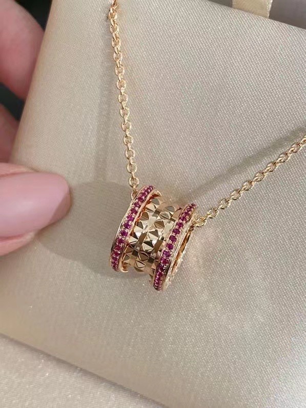 NO:110548,B Baojia New Year limited new model, the popular B.zero1 series ruby ​​rivet pendant on the entire network. Everyone is familiar with this series. This New Year limited model is inlaid with rubies on the edges and spiral part of the pendant rivets. As a special Chinese New Year style, it has a full sense of atmosphere!  While blingbling in the sun, it shines with pink light. Don't be too beautiful. Pendant rivets are fully on the machine cNC exquisite carving. Including the engravings around, they are all three-dimensional and deep texture. With hand polishing, the overall emitting a luster of 18k gold. The texture is full of red. The spinel S925 is pure silver. It has a small inlay. It does not remove the stones, and it has a more colorful feeling~, jewelry quality, pure silver19860909B宝家新春限定新款,火爆全网的B.zero1系列红宝石铆钉款吊坠,这个系列大家都一点都不陌生,这款新春限定款边缘镶嵌红宝石,螺旋部分吊坠铆钉,作为农历新年特别款,氛围感十足！在阳光下blingbling的同时,闪耀着粉红光芒,不要太美哦吊坠铆钉全上机cNC精雕,包括周围的刻字,都是立体深邃的质感,加上手工打磨,整体散发出18k金的光泽感,质感十足红色是尖晶石 S925通体纯银纯手微镶,不掉石,更有色彩感～,饰品精品,pure silver,Jewelry