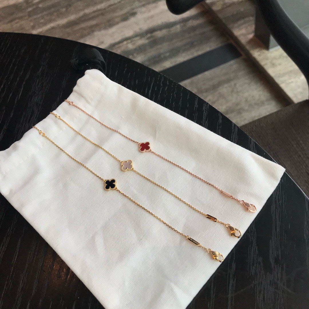 NO:109898,VCA Cleef&Arpels Mini Four-leaf Crocodile Bracelet Four-leaf Crocodile This series design is flexible, with smooth lines and easy to wear. It shows the possibility of infinite matching and brings a rich and diverse style to the life of every woman., jewelry boutique, christian louboutin, bracelet19860909VCA Cleef&Arpels 迷你四叶草手链四叶草 此系列设计灵动,线条流畅,易于佩戴.展现无限搭配的可能,为每一位女性的生活带来丰富多样的风姿.,饰品精品,christian louboutin,bracelet,Jewelry