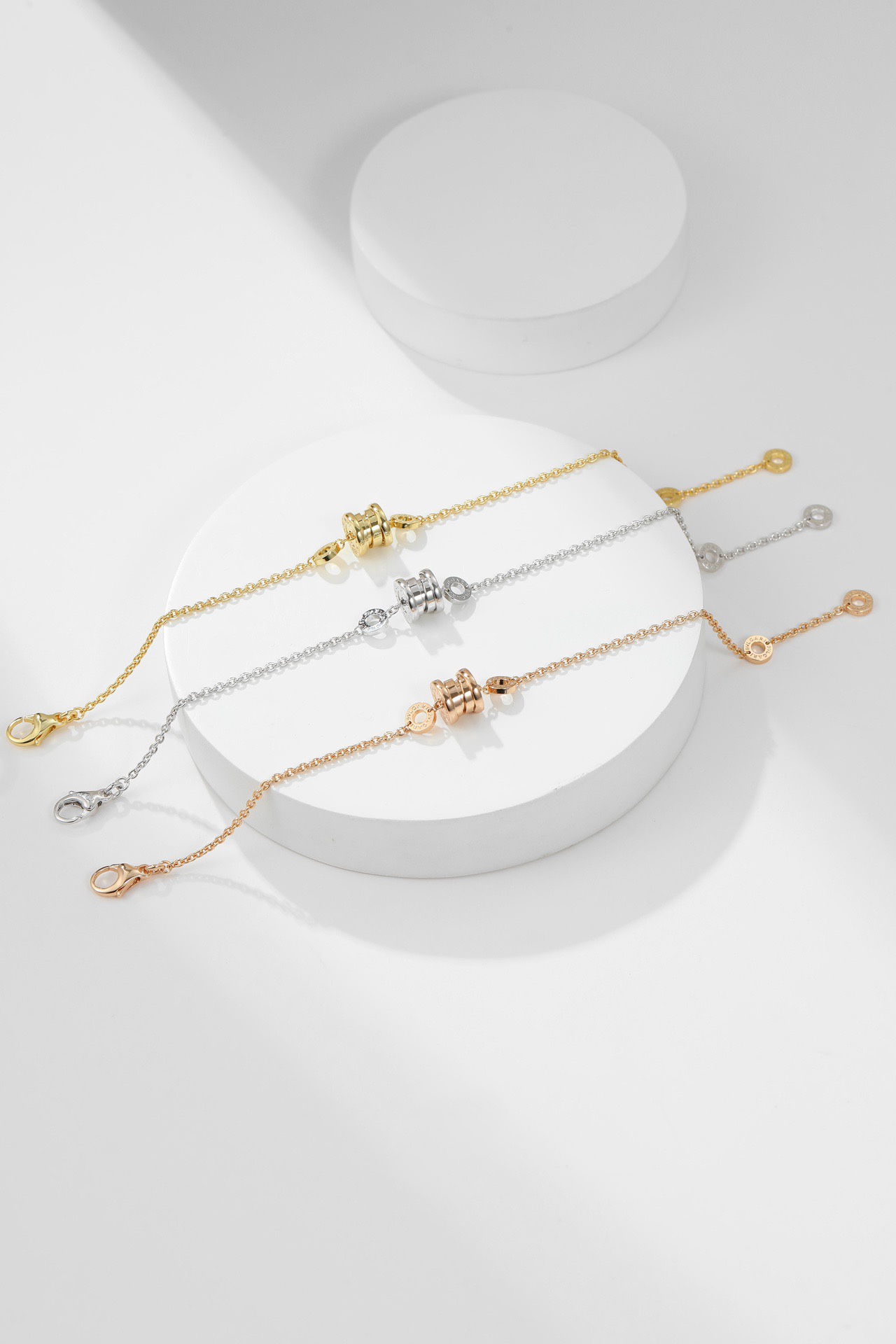 NO:109908,Classic spring bracelet, a fashionable bracelet. Black skin is suitable for rose gold. White skin is more suitable for gold. Several friends around you have bought this necklace. Over time, you will find that the golden one is more beautiful. Compared with ceramic bracelets, the spring bracelet has a good texture and is heavy and super fairy-like. The appearance design is very special, delicate and low-key, without too much gorgeous decoration, and it will look more natural. I personally think this luster is very good, it looks white and slender, and it is also very suitable for clothes. The slim waist bracelet is casual and suitable for parties and shopping. It is not so formal, and it will be easier and comfortable to wear. The bracelet can be adjusted in length and can be worn at 15-18. It is usually worn with white shirts or V-neck clothes. This one can be perfectly matched!  , jewelry boutique,shirts,necklace,bracelet19860909经典弹簧手链 洋气的一款手链 皮肤黑的适合玫瑰金 像白皮更适合金色 身边几个朋友都入了这款项链 时间久了你会发现金色的更加好看 相对于陶瓷手链,弹簧手链质感挺好的,沉甸甸的超显仙气 外观设计很特别,秀气低调,没有过多华丽的装饰,会显得比较自然,个人觉得这个光泽很好,显白显手修长,还很好搭配衣服,小蛮腰手链偏休闲风,比较适合平时聚会逛街等,没有那么正式,戴着也会比较轻松惬意.手链可调节长度,15-18都可以戴,平时搭白衬衫,或者是V型领口的衣服,这款都可以完美的搭配！,饰品精品,shirts,necklace,bracelet,Jewelry