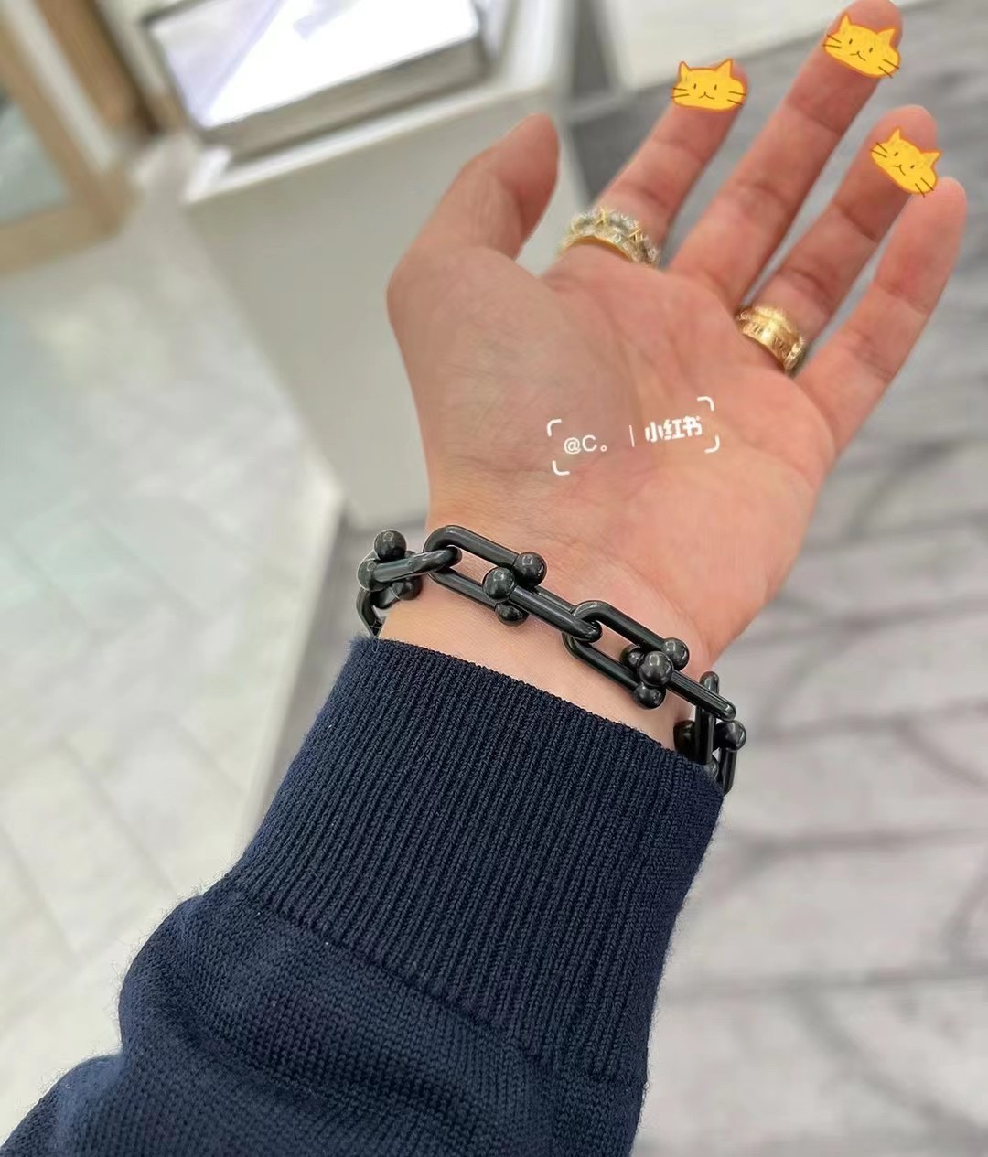 NO:108432,Tiffany Tiffany Joint Black Thick Bracelets Major Internet celebrity bloggers TiffanyHardWear is popular. U-shaped joint chain ring series. Wrap series. It seems simple, but in fact it requires 9981 craftsmanship to present a three-dimensional avant-garde design from large to small. It is avant-garde design full of three-dimensionality in a gradient form. It looks delicate and mix and match experts can't put it down. Looking ins. All kinds of handsome men and good women are deeply involved!  Trendy people must not miss it, get it ~ bracelet, jewelry boutique, tiffany, bracelet19860909Tiffany 蒂芙尼 关节 黑色粗款手链 各大网红博主 TiffanyHardWear火爆开启 U型 关节 链环系列 缠绕系列 看似简易,实则需要九九八十一道工艺才能将链环由大到小以渐变的形式呈现出充满立体感的前卫设计光看细腻、混搭达人都爱不释手不信,翻看ins 各路型男善女都深陷其中！潮人们绝对不能错过,Get起来～手链,饰品精品,tiffany,bracelet,Jewelry