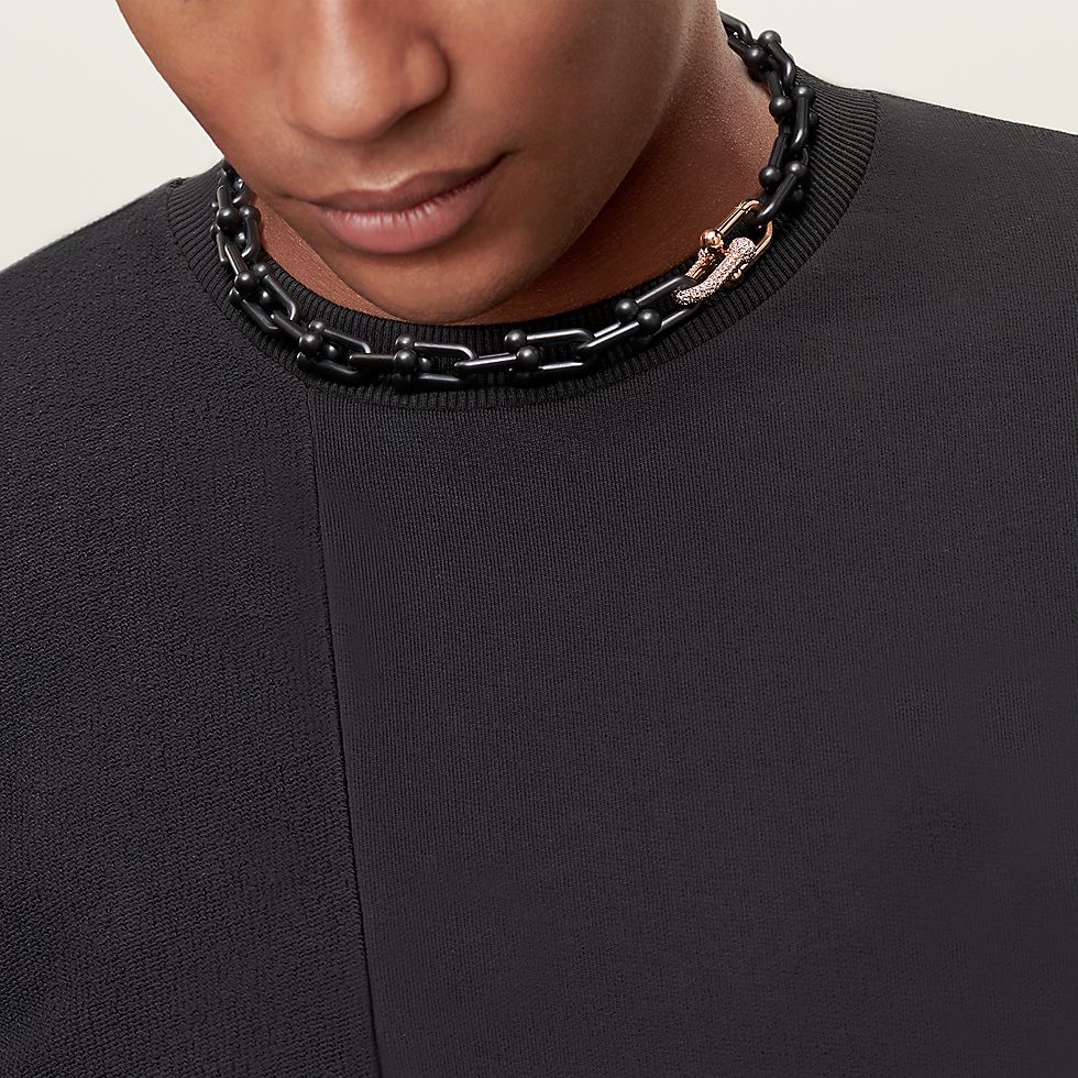 NO:108435,Tiffany Joint Black Coarse Necklaces Major Internet celebrity bloggers TiffanyHardWear is popular. U-shaped joint chain ring series. Wrap series. It seems simple, but in fact it requires 9981 craftsmanship to present a three-dimensional avant-garde design from large to small. It is avant-garde design that is delicate and can't let go of mixing and matching experts. Looking through ins. All kinds of handsome men and good women are deeply involved!  Trendy people must not miss it, get it ~ necklace, jewelry boutique, tiffany, necklace19860909Tiffany 蒂芙尼 关节 黑色粗款项链 各大网红博主 TiffanyHardWear火爆开启 U型 关节 链环系列 缠绕系列 看似简易,实则需要九九八十一道工艺才能将链环由大到小以渐变的形式呈现出充满立体感的前卫设计光看细腻、混搭达人都爱不释手不信,翻看ins 各路型男善女都深陷其中！潮人们绝对不能错过,Get起来～项链,饰品精品,tiffany,necklace,Jewelry