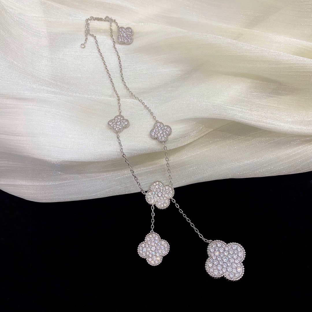 NO:108412,Irregular 6-flowered full-diamond four-leaf clover necklace. Irregular 6-flowered flowers are composed of large flowers and medium flowers. Each flower is a diamond of blingbling. Girls can't resist it. The real thing is really elegant and charming, exuding a different beauty. Alhambra full-diamond four-leaf clover six-flowered necklace~ Many fairies used to show off the multi-colored style of Fritillaria. The style seemed more daily, but I still like the gorgeous diamond inlay. The complete goddess style. Various party parties. The most shining appearance. This style seems to be more suitable for goddesses with big breasts?  Only low-cut V-neck can hold it. Inlaid with more than 180 irregular diamonds, fine jewelry, manolo blahnik, necklace19860909不规则6花满钻四叶草项链 不规则六花由大花和中花共同构成,每一朵花花都是blingbling的钻石,女孩纸都抵抗不了吧,实物真的特别优雅又迷人,散发不一样的美啦. Alhambra满钻四叶草六花项链～之前很多仙女秀贝母那种多色的款 那款貌似更日常一些 但我还是喜欢华丽丽的满钻镶嵌 完完全全的女神款 各种聚会 party 最闪亮的出场 这种款貌似更适合胸大的女神？低胸V领才能hold住啊 镶嵌180余粒不规则钻,饰品精品,manolo blahnik,necklace,Jewelry