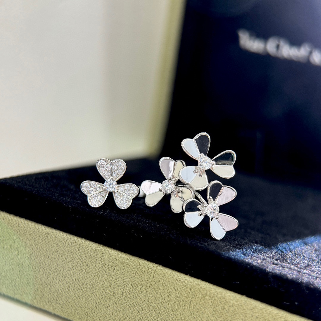 NO:108434,[Purchase level] Vca Van Clerk Arpels Latest Socrate Series, Clover, Flower Opening Ring, Counter Price 24w7, Exclusive First Launch!  !  Luxury Micro-set Micro-set High Carbon Diamonds Excellent texture Super sweet model with adjustable opening Platinum Ring 65, jewelry boutique, van cleef,ring19860909【代购级别】Vca 梵克雅宝 最新 Socrate系列 三叶草 花朵开口戒指 专柜售价24w7 独家首发！！奢侈 微镶 微镶高碳钻 质感超赞 上手超甜美的款 开口可调节 白金 戒指 65,饰品精品,van cleef,ring,Jewelry