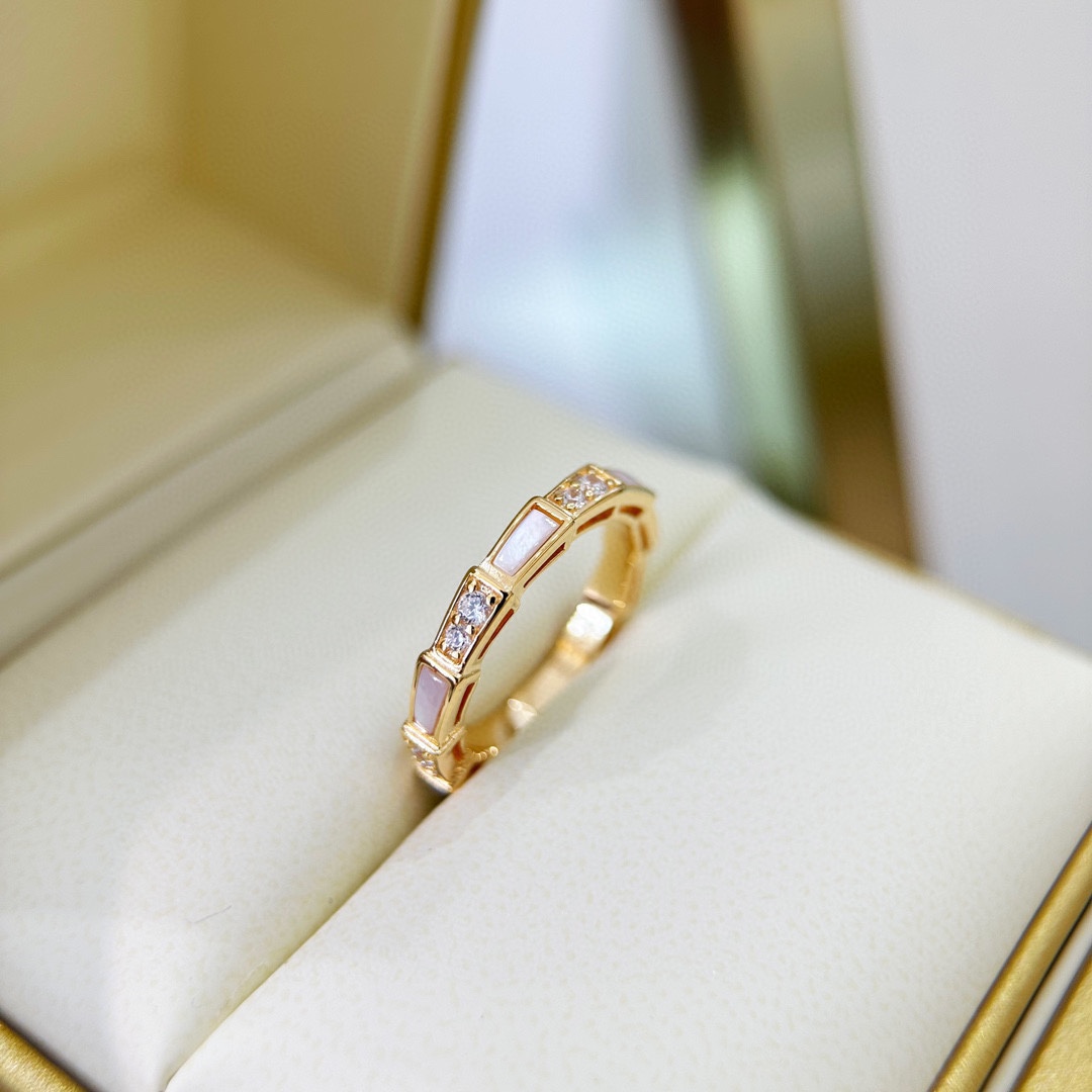 NO:108413,Bv Serpemti Series White Fritillar Ring Selected imported German electroplated 18k gold with natural white Fritillar The highest version on the market Super beautiful number 678 champagne color Sterling silver rings, jewelry boutiques, bottega veneta, ring, pure silver19860909Bv家 Serpemti系列 白贝母 戒指 精选德国进口电镀18k金 搭配天然白贝母 市面最高版本级别 超美腻 码数678 香槟色 纯银戒指,饰品精品,bottega veneta,ring,pure silver,Jewelry