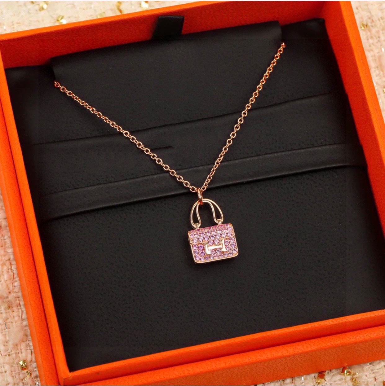 NO:108418,[Purchase level] Hermes Pink Full Diamond Kang Kang Bag Necklace The highest level version on the market, super-sophisticated craftsmanship, the highest cost-effectiveness and quality after polishing many times. It is made of sterling silver imported from Germany, electroplated thick gold, original buckle, rose gold, necklace, jewelry quality, hermes, hermes, necklace, pure silver19860909【代购级别】Hermes 爱马仕 粉色 满钻 康康包包项链 市面最高级别版本 超精工打造 经过多次打磨出最高性价比最高品质 采用德国进口s纯银材质电镀厚金 原版扣 玫瑰金 项链,饰品精品,hermes,hermes,necklace,pure silver,Jewelry