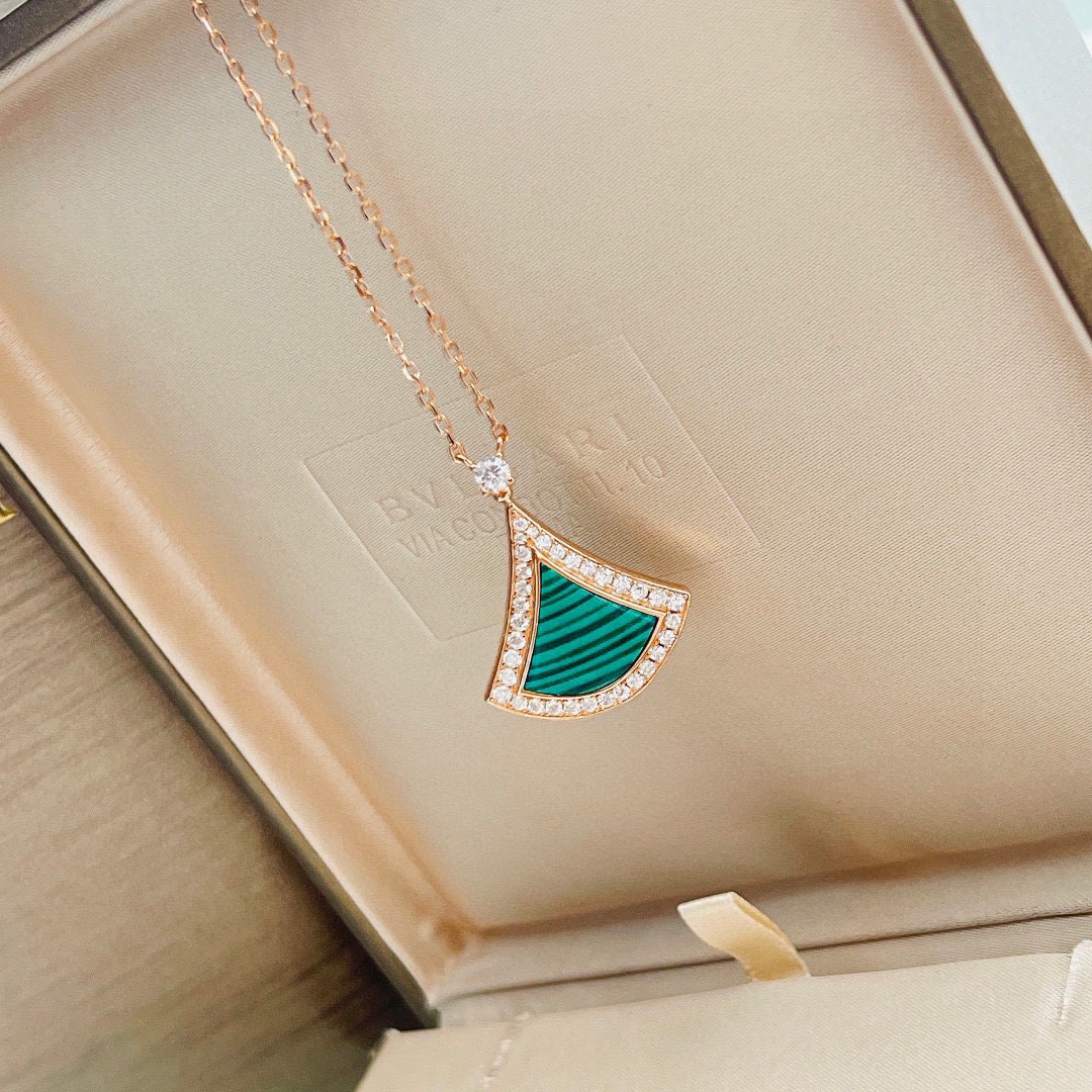 NO:108421,Bvlgari Chinese Valentine's Day Diva Series Malachite Skirt Necklace Fan-shaped Classic Style Exclusive Selection of German Imported Sterling Silver Material Electroplating 18k Gold Exquisite and Small Necklace, Jewelry Boutique, Bottega Veneta, Bvlgari, Bvlgari, Skirts, Necklace, Pure Silver19860909Bvlgari 宝格丽 七夕款 diva系列 孔雀石 裙子 项链扇形 经典款 独家精选德国进口s纯银材质电镀18k金 精致小巧 项链,饰品精品,bottega veneta,bvlgari,bvlgari,skirts,necklace,pure silver,Jewelry