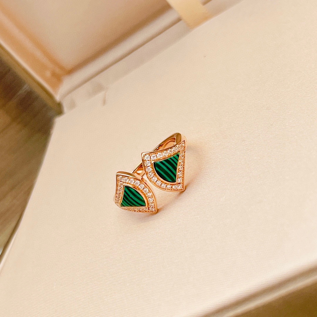 NO:108424,Bvlgari new diva series malachite skirt ring fan shape classic style exclusive selection imported from Germany s sterling silver material electroplated 18k gold exquisite and compact opening ring, jewelry boutique, bottega veneta, bvlgari, bvlgari, skirts, ring, pure silver19860909Bvlgari 宝格丽 新款 diva系列 孔雀石 裙子 戒指 扇形 经典款 独家精选德国进口s纯银材质电镀18k金 精致小巧 开口戒指,饰品精品,bottega veneta,bvlgari,bvlgari,skirts,ring,pure silver,Jewelry