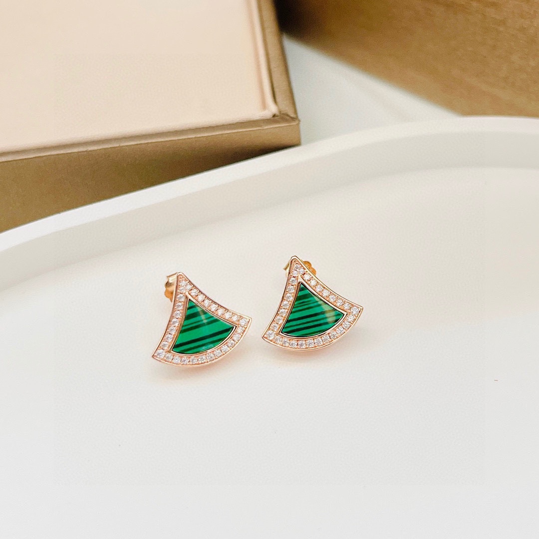 NO:108427,Bvlgari new diva series malachite skirt earrings fan shape classic style exclusive selection imported from Germany s sterling silver material electroplated 18k gold exquisite and compact earrings, jewelry boutique, bottega veneta, bvlgari, bvlgari, skirts, pure silver19860909Bvlgari 宝格丽 新款 diva系列 孔雀石 裙子 耳钉 扇形 经典款 独家精选德国进口s纯银材质电镀18k金 精致小巧 耳钉,饰品精品,bottega veneta,bvlgari,bvlgari,skirts,pure silver,Jewelry