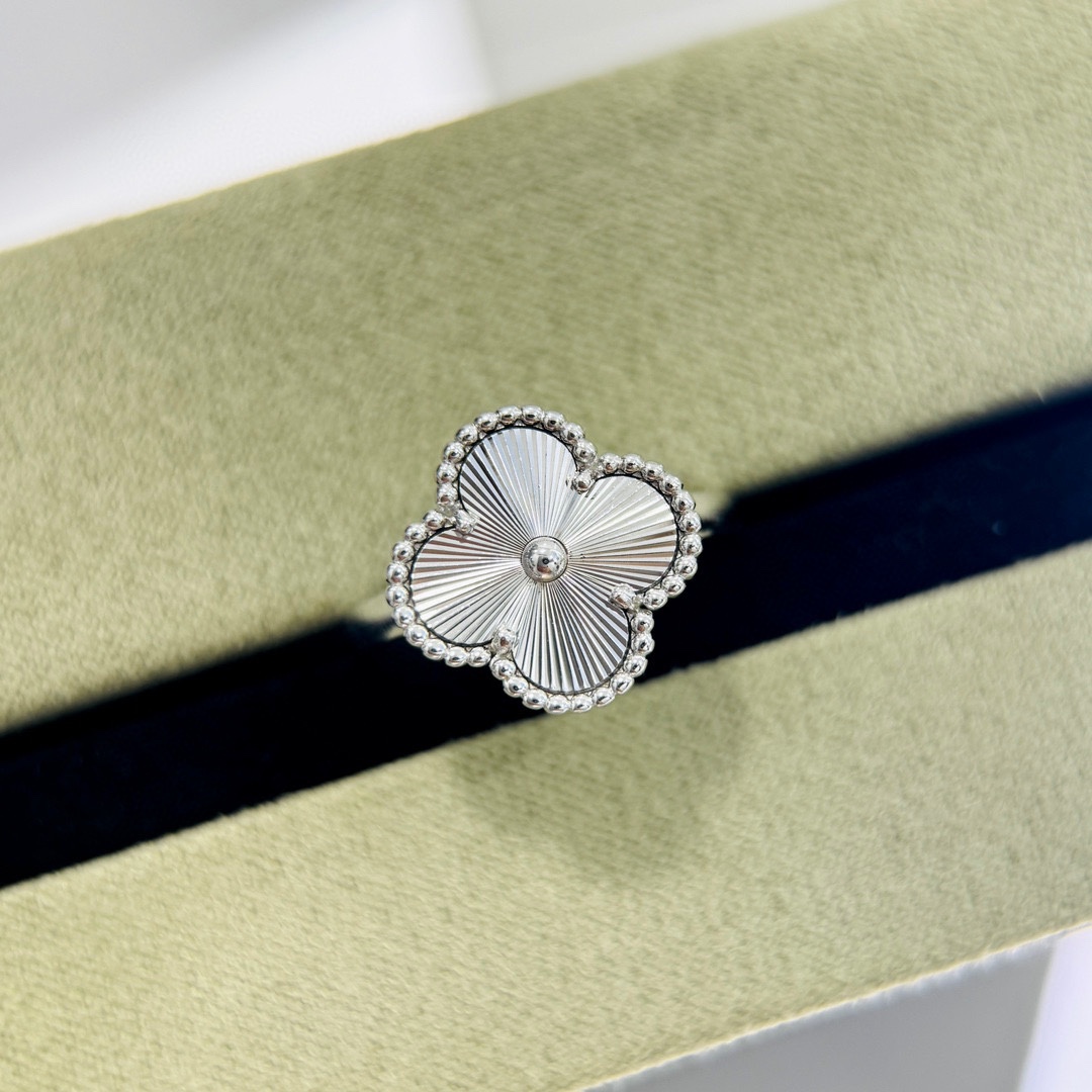 NO:108433,New VCA Vintage Alhambra Ring Gold Laser Guillot Carved Ring Number 678, jewelry boutique, manolo blahnik, van cleef, ring, gold19860909新款 VCA 梵克雅宝 Vintage Alhambra 戒指 黄金镭射玑镂雕花戒指 码数678号,饰品精品,manolo blahnik,van cleef,ring,gold,Jewelry