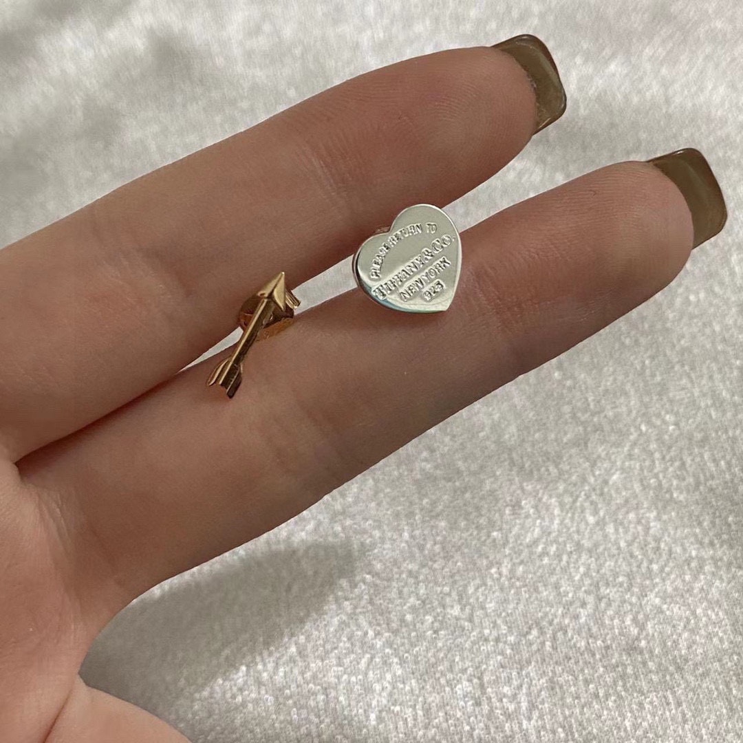 NO:107217,Tiffany 3.14 Valentine's Day Limited New Model, One Shot Punching the Heart, Heart Card, Asymmetrical Earrings, Exclusive One-Competition Customization, Civilization Symbols Classic Elements Original AG925 Sterling Silver Guaranteed the highest version of the market, Counter-to-Previous Version, Sterling Silver, Jewelry Boutique, Tiffany, Pure Silver19860909Tiffany 蒂芙尼 3.14情人节限量新款 一箭穿心 心牌 不对称耳钉 独家一比一定制 象征经典元素的文明 原版ag925纯银 保证市场最高版本 专柜对版 纯银,饰品精品,tiffany,pure silver,Jewelry