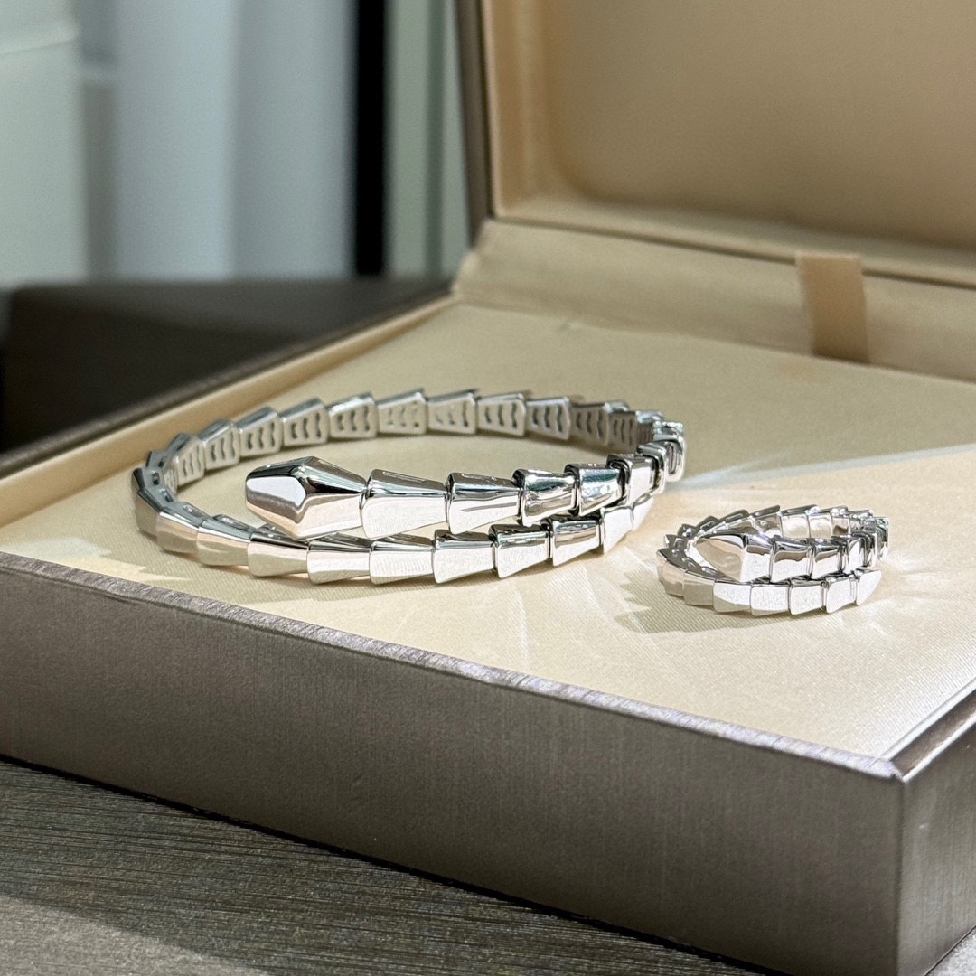 NO:107220,Purchase level Bulgari latest classic glossy snake bracelet is too high-end. The counter is popular. No matter how expensive it is, many people are flocking to it. This model is a memory spring model. It is connected in series by many three-dimensional squares of different sizes on the spring parts. The small squares are only connected in series and not welded, so this type of elasticity is very large. The process of snake bracelet is very complicated. The lathe CNC process is particularly bright. Rose gold, white gold, gold, bracelet, ring, gold19860909代购级别 宝格丽 最新 经典 光面 蛇形手镯太高级啦 专柜大爆款,再贵都有很多人趋之若鹜这款是记忆弹簧款,由很多大小不一的立体方块串联在弹簧件上,小方块之间仅是串联而没有进行焊接,所以这款弹性是非常大的.蛇形手镯工序非常复杂 车床CNC工艺 特别光亮 玫瑰金白金黄金三色 手镯 戒指48,饰品精品,bvlgari,ring,bracelet,gold,Jewelry