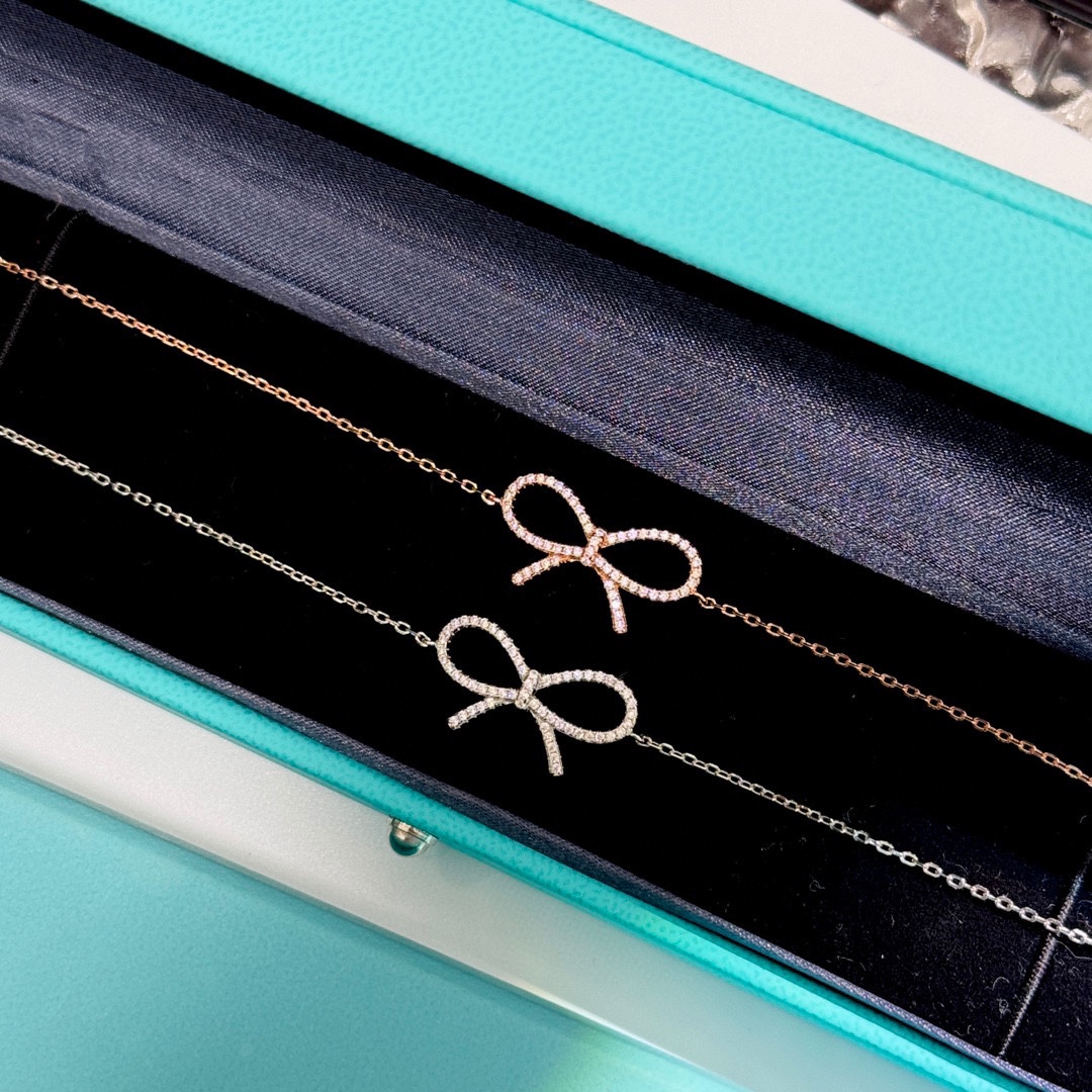 NO:107223,Tie the bow about memories T-home big brand star style big brand bow bracelet. High-end custom inlaid 18K diamonds, sweet and light luxury. Thick gold back, fine jewelry, bracelet19860909系上关于回忆的蝴蝶结 T家 大牌 明星同款 大牌风蝴蝶结 手链.高端定制镶嵌18K满镶钻石,甜美中带点小轻奢.厚金背面,饰品精品,bracelet,Jewelry