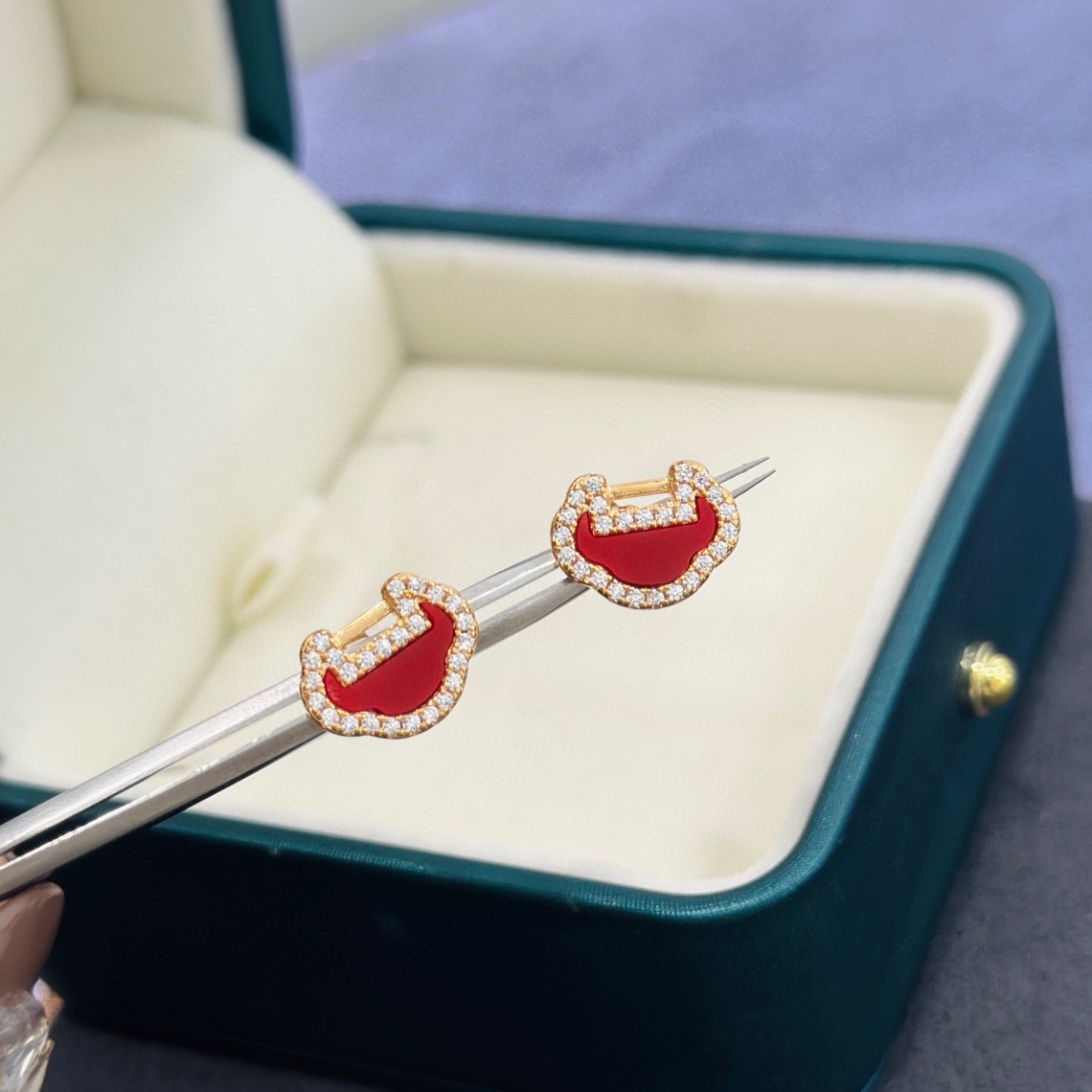 NO:107235,Qeelin Kirin Jewelry Yu Yi series Ruyi lock earrings are inspired by ancient Chinese traditional jewelry with meaning and mystery - Long Life Lock (also known as Ruyi Lock) with symbolic meaning of peace and protection. Carry the hope for a better life and things. It is also called Long Life Lock and Life Lock. Solid the most important and most beautiful blessings on the lock. Good luck and luck. Imported electroplated thick gold. Paired with natural red agate. Earrings, fine jewelry, qeelin19860909Qeelin 麒麟珠宝 Yu Yi系列 如意锁耳钉 灵感来自富有寓意及神秘色彩的古老中国传统饰品——长命锁 (又称如意锁) 有着平安与保护的象征意义 承载着对美好生活与事物的企盼 也叫长命锁、寄命锁.把最重要 最美好的祝福凝固在锁上 吉祥如意之物 进口电镀厚金 搭配天然红玛瑙 耳钉,饰品精品,qeelin,Jewelry