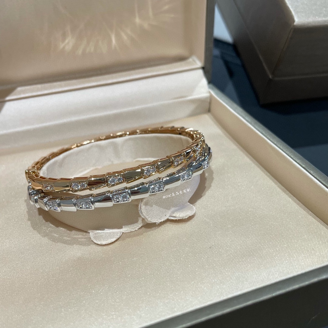 NO:106525,Bulgari Fashion Snake Bracelet Premium Creation Premium Edition Micro Inlay Fine Edition Spacing Snake Bracelet Delicate and Enchanting Line Design, decorated with bright diamonds to make the domineering and feminine # Fashion Comfortable Lines Rose Gold Platinum Bracelet, jewelry bvlgari, bracelet19860909宝格丽 时尚 蛇形 手镯 高级打造 精工版 微镶 细版间隔带钻蛇手镯细腻妖娆的线条设计,饰以明亮钻石让霸气也可以有女人味# 时尚舒适线条 玫瑰金白金 手镯,饰品精品,bvlgari,bracelet,Jewelry
