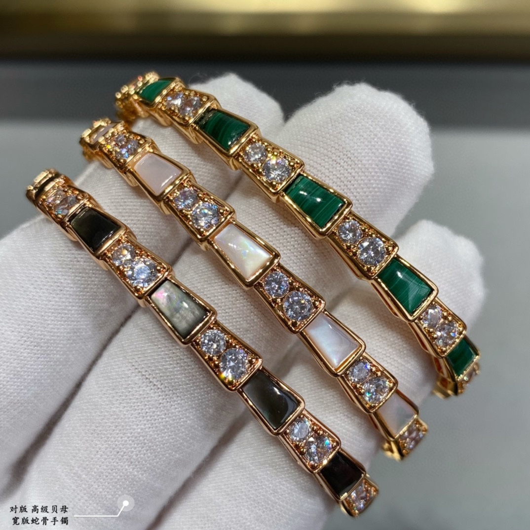 NO:106528,Natural malachite BVLGARI Bulgari high-quality fine-cut version wide version snake bone bracelet. The delicate and enchanting line design is decorated with bright diamonds to make the domineering and feminine!  , jewelry boutique, bottega veneta, bvlgari, bvlgari, bracelet19860909天然孔雀石BVLGARI宝格丽高级精工版宽版蛇骨手镯 细腻妖娆的线条设计,饰以明亮钻石让霸气也可以有女人味！,饰品精品,bottega veneta,bvlgari,bvlgari,bracelet,Jewelry