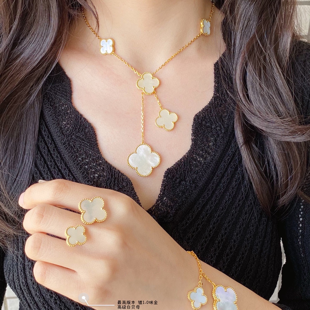 NO:113302,Van Cleef & Arpels Van Cleef & Arpels Vca Four-leaf clover Six Flowers Tassels White Fritillar Necklace Natural Shell Agate Super good looking Classic model is never out of date Selected German imported 925 sterling silver material Original logo Seamless precision version Real photos Superb craftsmanship Best matching for road, party, wedding banquet, boutique jewelry, christian louboutin, van cleef, necklace, pure silver19860909Van Cleef & Arpels 梵克雅宝 vca 四叶草 六花 流苏 白贝母项链天然贝壳 玛瑙 超好看 经典款永远不过时 精选德国进口925纯银材质 原版logo 无缝隙精工版 实拍物美 精湛工艺 压马路、party、婚宴最佳搭配佳选,饰品精品,christian louboutin,van cleef,necklace,pure silver,Jewelry