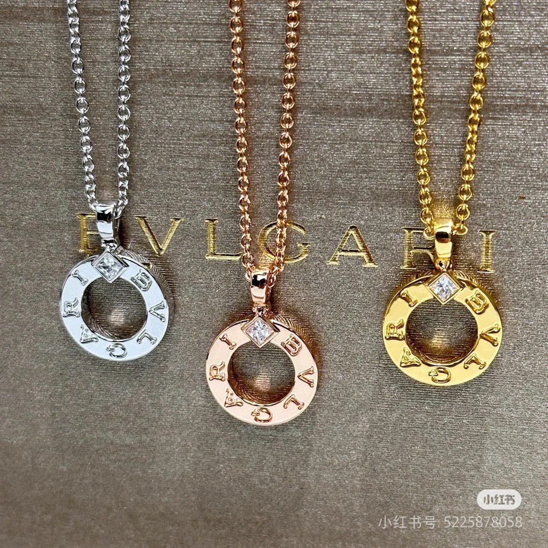 NO:106562,The BV logo engraved necklace, with logo letters on a round pendant, like curved inscriptions on ancient Roman coins, presenting the timeless blend of culture and modern atmosphere, showing the contemporary elegance and unique design elements, while an exquisite square diamond adds a precious glory to the jewelry works. This necklace is fashionable and versatile, and can be mixed and layered as you like., jewelry fine products, bottega veneta, necklace19860909BV标志镌刻项链,logo字母于圆形吊坠之上,宛如古罗马钱币上的弧形铭文,呈现文化与现代气息的隽永交融,尽显当代雅致风尚,与众不同的设计元素,而一枚精致的方形钻石则为珠宝作品增添了一抹珍贵光彩.这款项链时尚百搭,可随心混搭叠戴.,饰品精品,bottega veneta,necklace,Jewelry