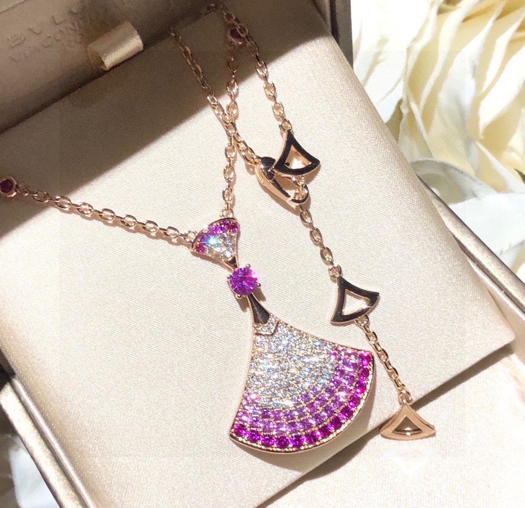 NO:106553,Bulgari diva latest pink gems skirt large necklace ZP227000  is recognized as the only one who has truly purchased jewelry ZP development. DIVAS’ DREAM series necklace embodies Italian elegance and unforgettable temperament to release feminine power. DIVAS’ DREAM series necklace, high-end custom-plated 18K gold material, inlaid with a central round pink sapphire and round pink sapphire decorated with pavé diamonds. All stones are hand-made inlaid by masters over ten years. A total of 15 different sizes of gradient stones are inlaid with super heavy industry rose gold, jewelry bvlgari, skirts, necklace19860909宝格丽 diva 最新 粉宝石 裙子大号项链 ZP227000 认准唯一一家真正购入珠宝类ZP开发 DIVAS’DREAM系列项链体现意式优雅魅力,以神秘且令人难以忘怀的气质,释放女性力量. DIVAS‘ DREAM系列项链,高端定制电镀18K金材质,镶嵌一颗中央圆形粉色蓝宝石和圆形粉色蓝宝石,饰以密镶钻石.所有的石头都是十年以上专业的老师傅手工镶嵌,一共使用了15款不同尺寸的渐变石头镶嵌而成,超级重工玫瑰金,饰品精品,bvlgari,skirts,necklace,Jewelry