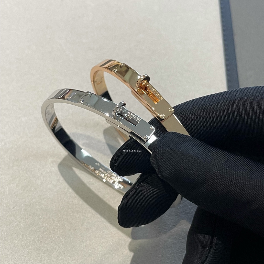 NO:106557,The H-Destroyed World-Destroying Kelly bracelet, four-diamond model, full of effort, all hardware is made from fine engraving machines, not inverted modules. More importantly, this time we used a 1-mark thick real gold electroplating layer, and the electroplating fee alone was reduced by more than ten yuan!  Look at the picture and take the engravings. The depth of the font and the line feel of each letter. Enlarge it to experience rose gold and platinum, jewelry quality, bracelet19860909H灭世版Kelly手镯,四钻款,满满的心血,所有五金均为精雕机出件的,而非倒模件,更重要的这次我们用了1唛厚的真金电镀层,,单单电镀费都去了十多块！再看图拍刻字,字体的那种深邃好,以及每个字母的线条感,放大放大来感受玫瑰金白金,饰品精品,bracelet,Jewelry