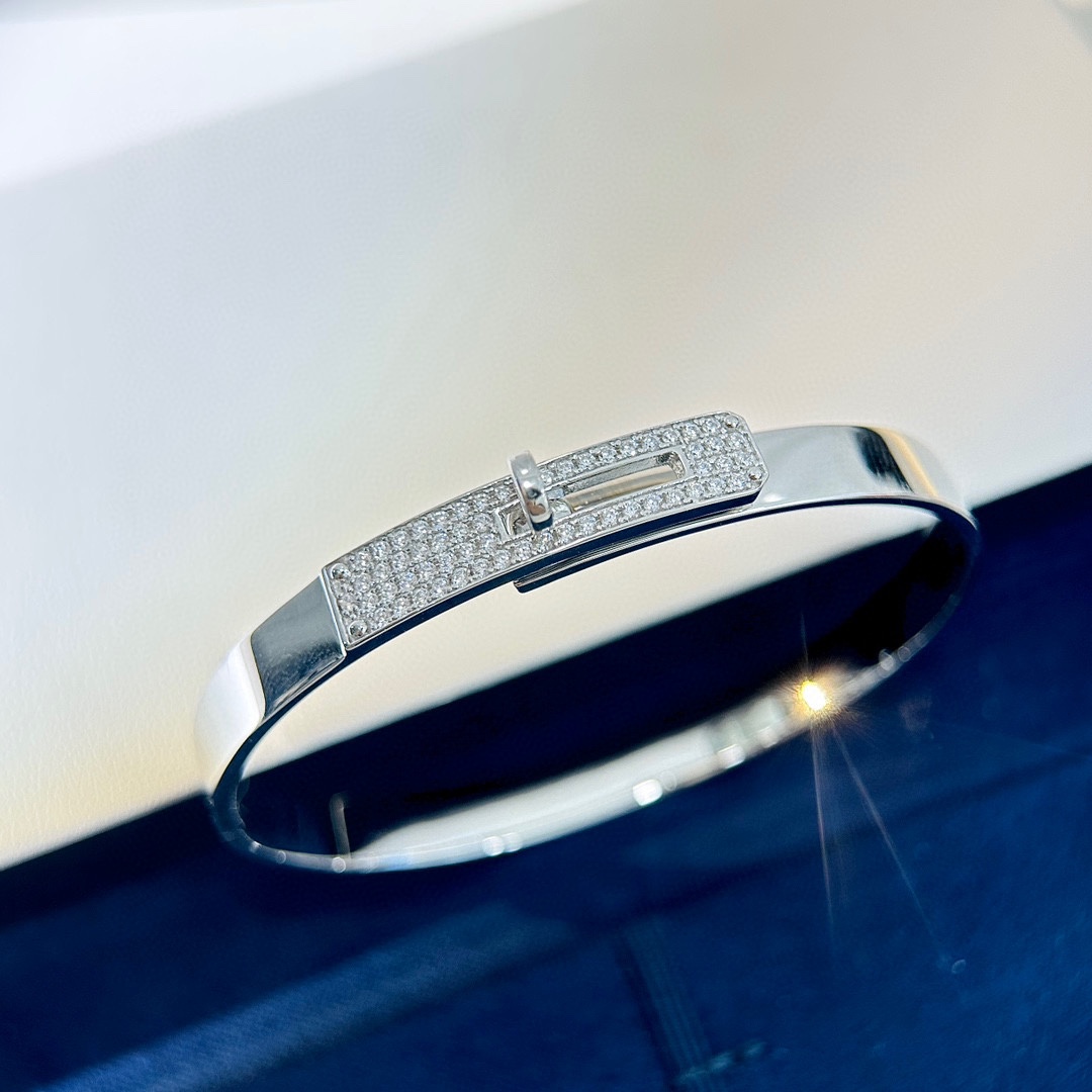 NO:106351,Popular belt buckle, half-diamond bracelet, goddesses, stars, same style, high-end custom k-gold texture, seiko inlaid with high carbon diamonds. It is really good to get started. Original original opening mode, platinum, thick gold plated bracelet, jewelry quality, bracelet19860909火爆 皮带扣 半钻手镯 各路女神 明星 同款 高端定制 k金质感,精工镶嵌高碳钻. 上手真的赞 原 原版打开模式 铂金色 电镀厚金 手镯,饰品精品,bracelet,Jewelry