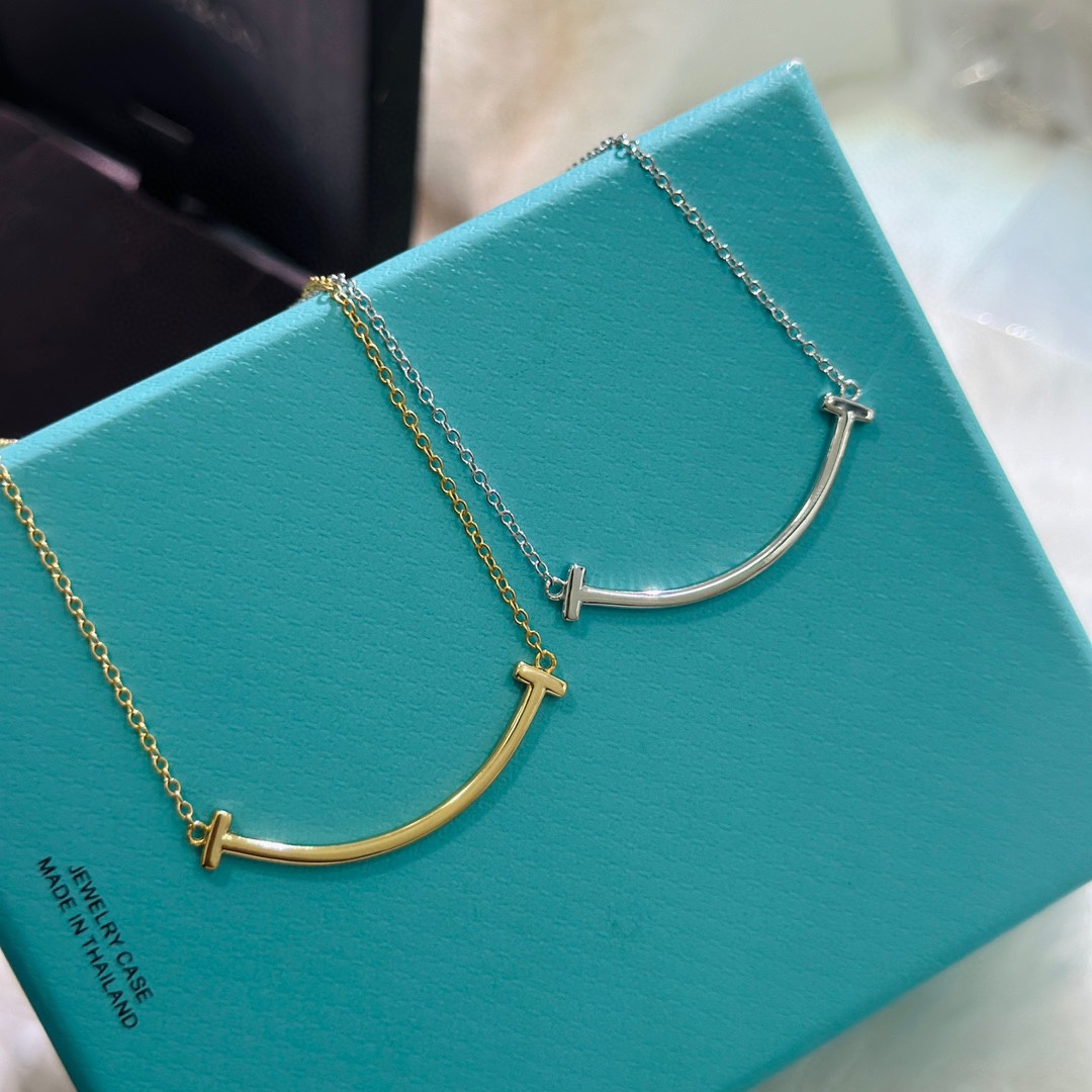 NO:106353,T-home medium-sized smiley necklace.smile is in a good mood every day, classic smile necklace, fried chicken essence, and a few streets away from the market. The upper body effect is very beautiful!  Platinum Rose Gold Two-color Necklace, Jewelry Boutique, Necklace19860909T家 中号 笑脸光面 项链.smile每天好心情,经典款微笑项链,炒鸡精工,甩市场货几条街.上身效果非常美！铂金 玫瑰金两色 项链,饰品精品,necklace,Jewelry