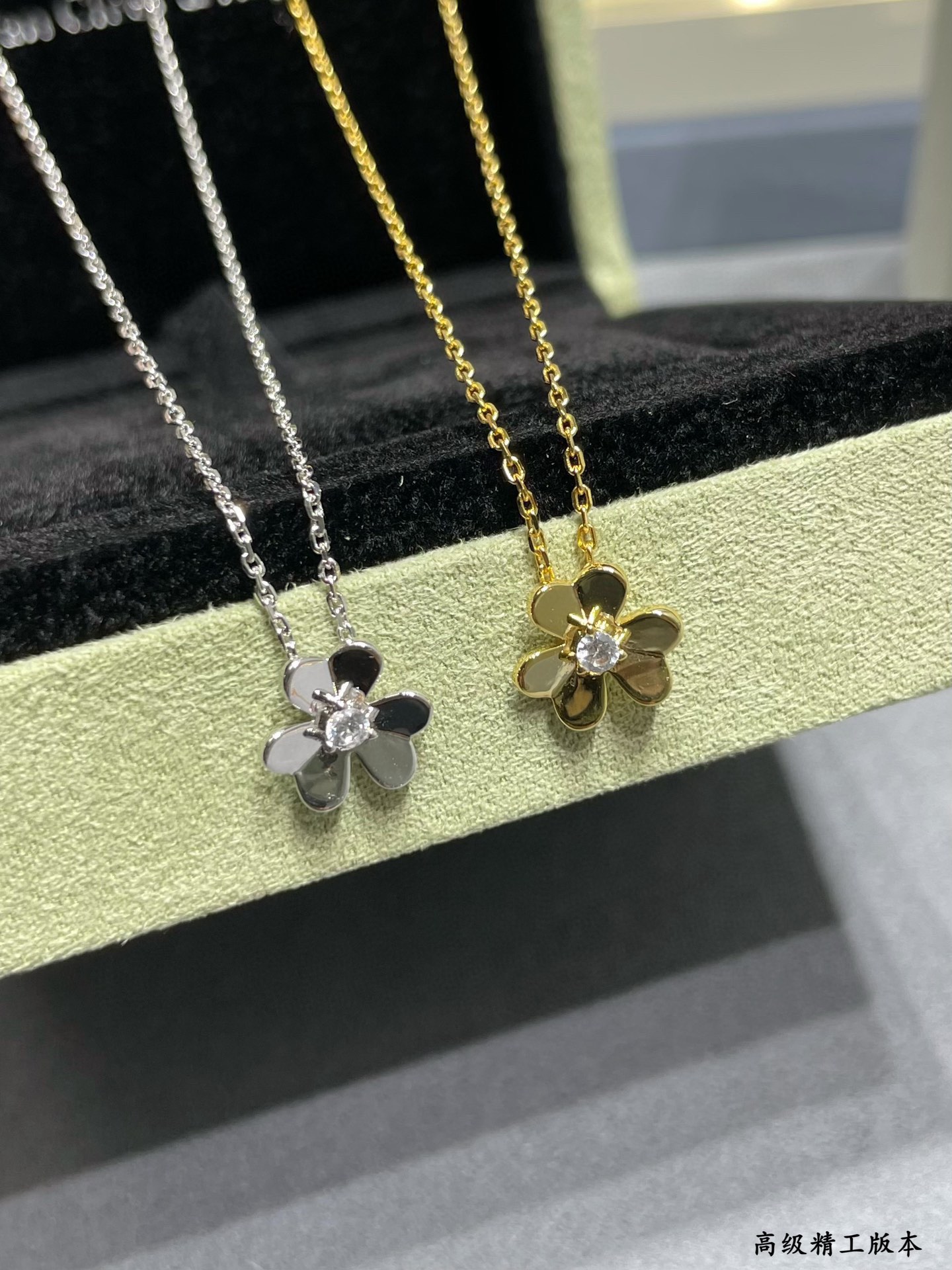 NO:106342,VCA mini light gold Clover necklace rose gold platinum gold gold breaking the classic of four-leaf clover, which is very cute, and looks white and tender, especially versatile, suitable for any occasion, sister party, and is very proud., jewelry quality, necklace, gold19860909VCA迷你光金三叶草项链玫瑰金白金黄金 打破四叶草的经典特别惹人爱,衬肤色白嫩,特别百搭,适合任何场合,姐妹聚会,倍有面子.,饰品精品,necklace,gold,Jewelry