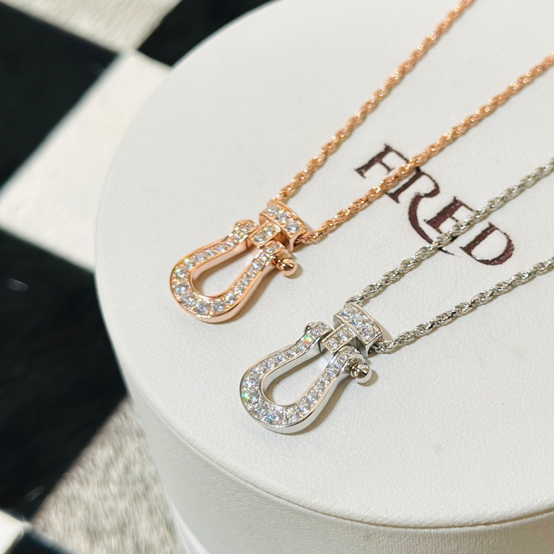 NO:106346,Fered, hot new, full diamond, horseshoe, twisted thick necklace, high-end customization, exclusive first release, micro-insert, high carbon diamond, high cost performance, almost no chance of hitting, fried chicken is good-looking and versatile, simple nice, platinum electroplating upgraded thick gold necklace, jewelry quality, necklace19860909费雷德 火爆 新款 满钻 马蹄 麻花粗项链 高端定制 独家首发 微镶 高碳钻,性价比很高 撞款几率几乎没有 炒鸡好看百搭 简单nice 白金电镀升级厚金 项链,饰品精品,necklace,Jewelry