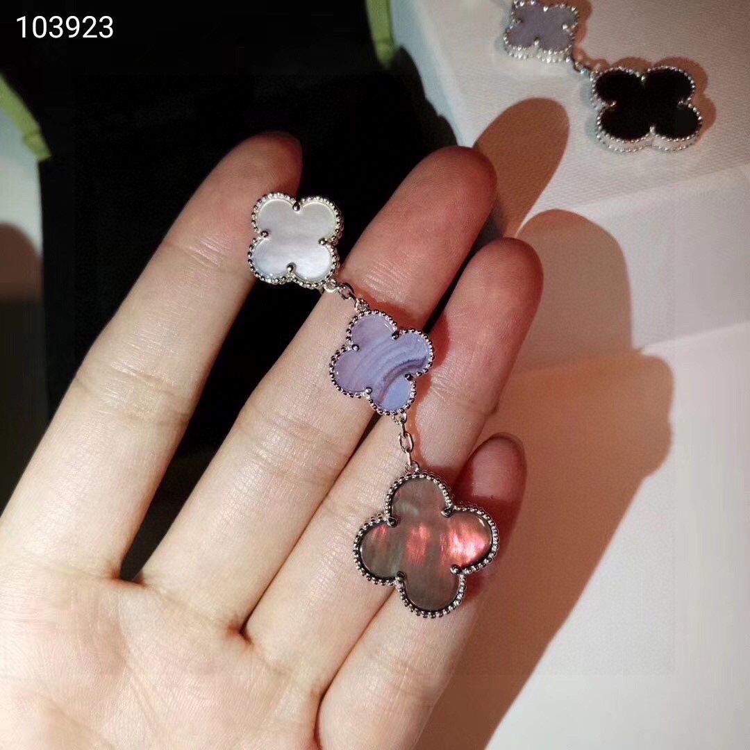 NO:106348,Heavy industry!  Fanjia Four-leaf clover three-flower ear shot, thick plating of sterling silver, inlaid with natural white fritillaria, blue chalcedony, gray fritillaria [rose] styles are all top-notch, super-sexy tassel earrings, fine jewelry, pure silver19860909重工！梵家 四叶草三花耳拍 纯银镀厚白金,镶嵌天然白贝母,蓝玉髓,灰贝母[玫瑰]版型工艺都是顶级,超级显气质的流苏耳坠,饰品精品,pure silver,Jewelry