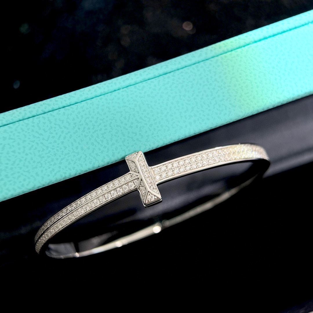 NO:106355,T-Home T1 series full diamond bracelet exclusive first, high-end customization, same style as goddess, design highlights exquisite elegance, low-key confidence, very delicate and eye-catching. Original material inlaid platinum inlaid brilliant cut diamonds atmospheric and elegant, fried chicken looks good, platinum rose gold bracelet, jewelry boutique, bracelet19860909T家 T1系列满钻 手镯 独家首发 高端定制 女神同款 设计彰显精致优雅,低调绽放自信 非常细腻而夺目. 原版材质镶嵌 铂金镶嵌明亮式切割钻石大气典雅 炒鸡好看 铂金 玫瑰金 手镯,饰品精品,bracelet,Jewelry