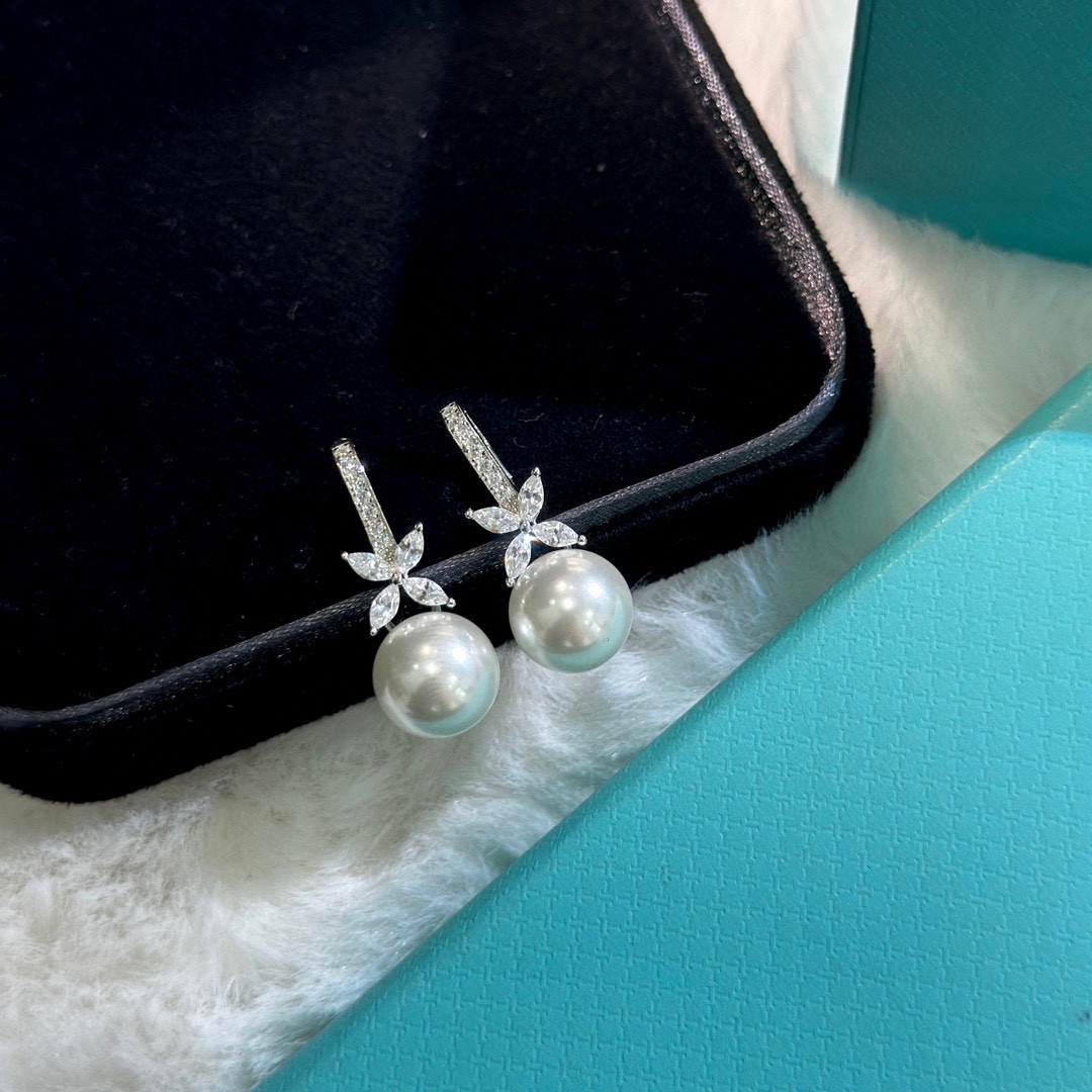 NO:106367,T-home new style four-diamond horse eye pearl earrings elegant pearl earrings exquisite and noble. It is made of 925 silver material with natural shell beads. Electroplating thick gold earrings, jewelry boutique, earrings19860909T家 新款 四钻马眼 珍珠 耳环 优雅珍珠耳钉 精美高贵 采用925银材质搭配天然贝珠 电镀厚金耳环,饰品精品,earrings,Jewelry