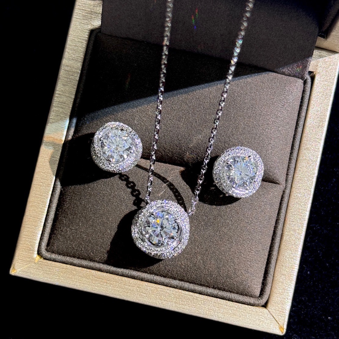 NO:106387,Kajia Rotating Series Four-clawed Earrings Classic Luxury High-end Customized Bling Bling The shock of high-carbon diamonds You know how to upgrade 5A simulated diamonds Electroplating thick gold earrings 65 Necklace 60, jewelry quality, necklace19860909卡家 旋转系列 四爪耳钉 经典奢侈 高端定制bling bling 高碳钻的震撼你们懂 升级5A仿真钻 电镀厚金 耳钉 65 项链 60,饰品精品,necklace,Jewelry