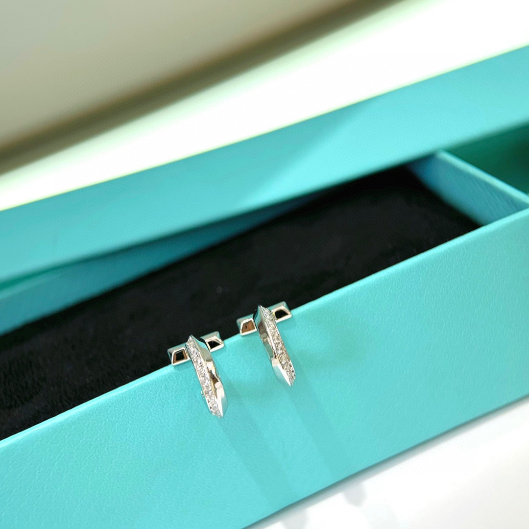 NO:106378,The latest model of tiff T1 series, single T half diamond earrings, exclusive high-end customization, same style of goddess, design highlights exquisite elegance, low-key confidence, very delicate and eye-catching. Original material, inlaid, platinum inlaid brilliant cut diamonds, atmospheric and elegant Rose gold, platinum rose gold, two colors of earrings, fine jewelry, earrings19860909tiff T1 系列最新款 单T 半钻 耳环 独家高端定制 女神同款 设计彰显精致优雅,低调绽放自信 非常细腻而夺目. 原版材质 镶嵌 铂金镶嵌明亮式切割钻石大气典雅 玫瑰金 铂金玫瑰金两色齐 耳钉,饰品精品,earrings,Jewelry