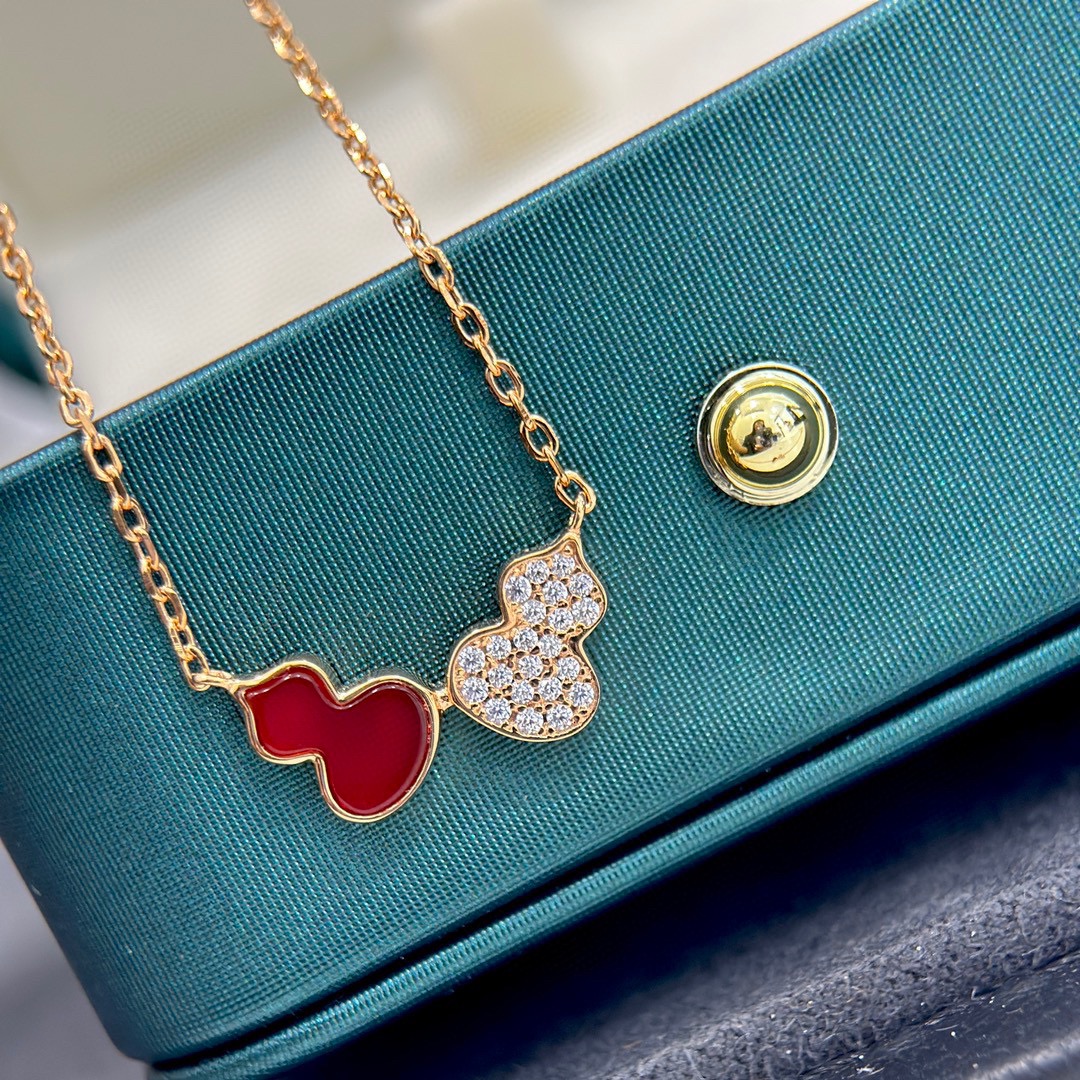 NO:106374,Double Wulu's latest style red agate, mandarin duck gourd, necklace, lingering, let beauty appear in pairs, heart-warming, blessings and wealth are connected~ Double-layer curves outline the charming charm, two gourds, one big and one small, relying on each other, just like the life trajectory of our beloved, never separated. The gourd is exquisite in style, two smooth and full gourds interlaced on one plane, with visual layers and uniqueness. Thick gold material, inlaid with eight hearts and eight arrows, high-carbon diamonds, full diamonds, fewer gaps make the overall look more refined. Thick gold electroplating, first-class texture, first-class color conservation Necklace, fine jewelry, necklace19860909Double Wulu 最新款 红玛瑙 鸳鸯葫芦 项链 缱绻相依,让美好成双出现,心动加乘,福禄连连～双层曲线勾勒迷人魅力,一大一小两只葫芦相依相偎,正如我们与挚爱的人生命轨迹相互交缠,从未分离.葫芦的版型讲究,两个流畅饱满的葫芦于一个平面交错而成,有视觉层次,与众不同.厚金材质,镶嵌八心八箭高碳钻,排钻饱满,更少的缝隙让整体看起来更加精致.厚金电镀,质感一流,保色一流 项链,饰品精品,necklace,Jewelry